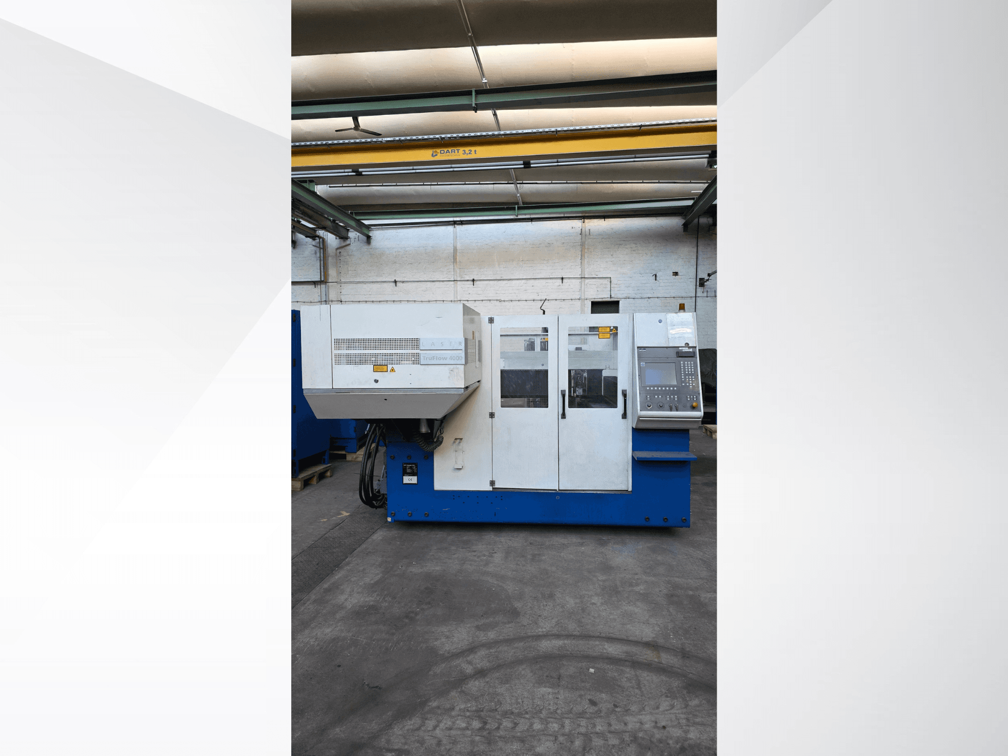 TRUMPF TruLaser 3030 CO2-laserleikkauskone, etukuva, jossa on ohjauspaneeli ja turvallisuusvaroitukset.