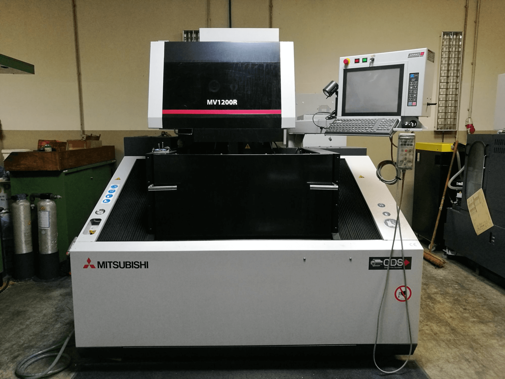 Koneen Mitsubishi Electric etunäkymä MV1200R