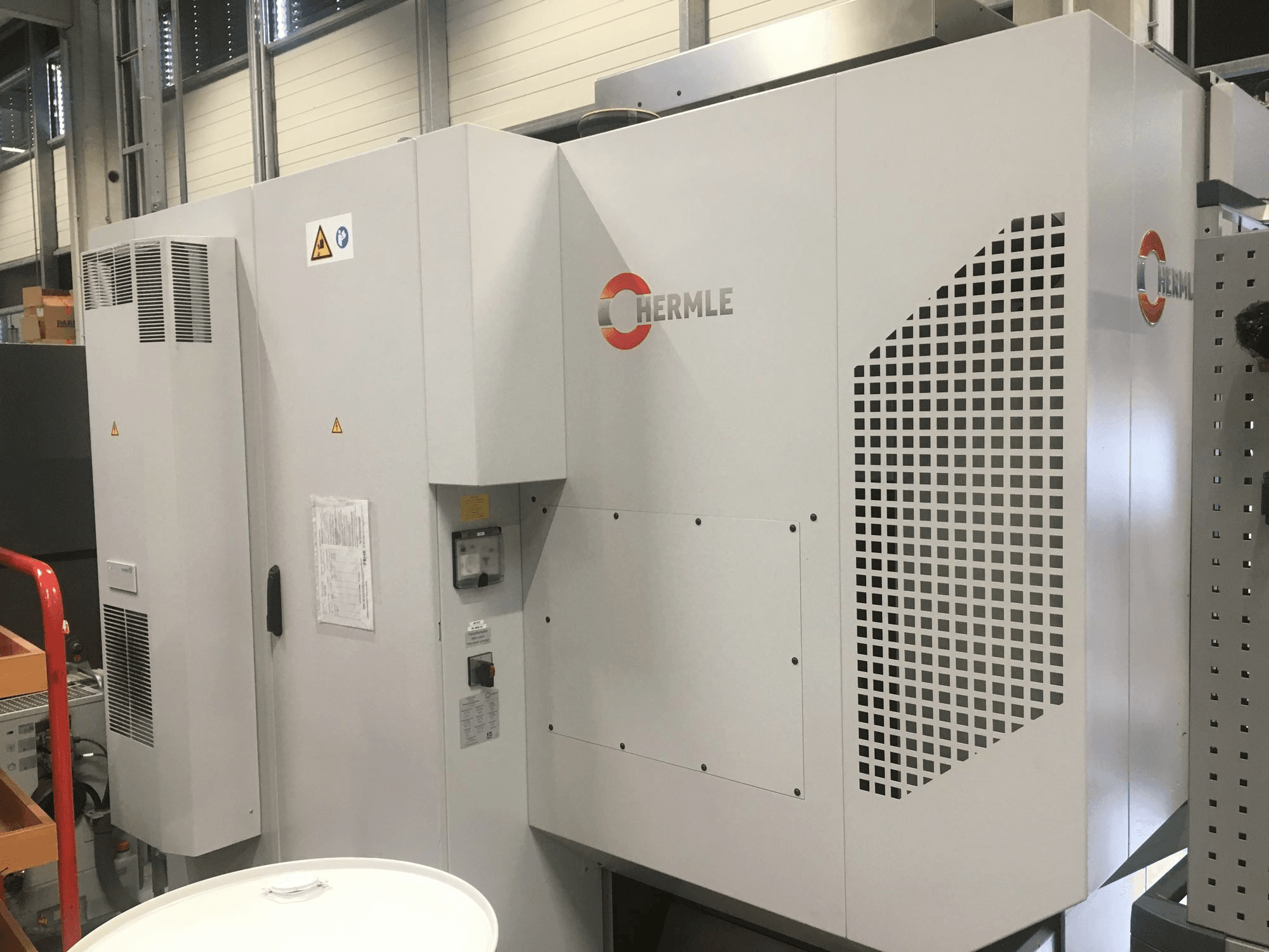 Koneen HERMLE C400 U etunäkymä