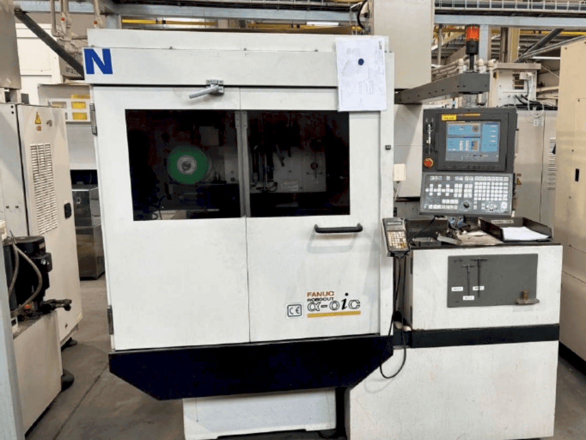 Koneen FANUC Robocut alpha-0iC etunäkymä