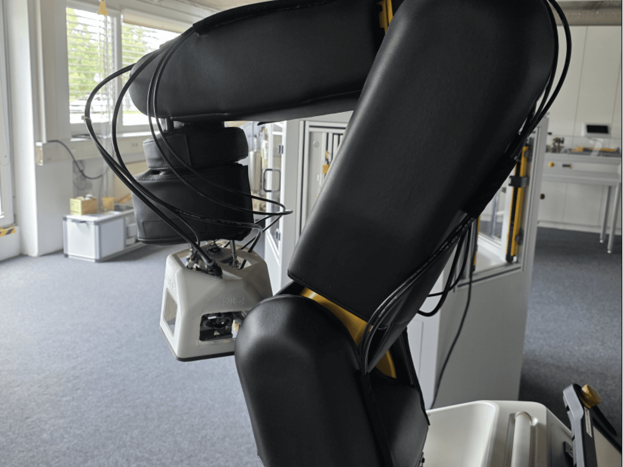 FANUC LR Mate 200iD/7L -yhteistyörobotin sivukuva, jossa näkyvät varsi ja anturit sekä kaapelit työpajaympäristössä.