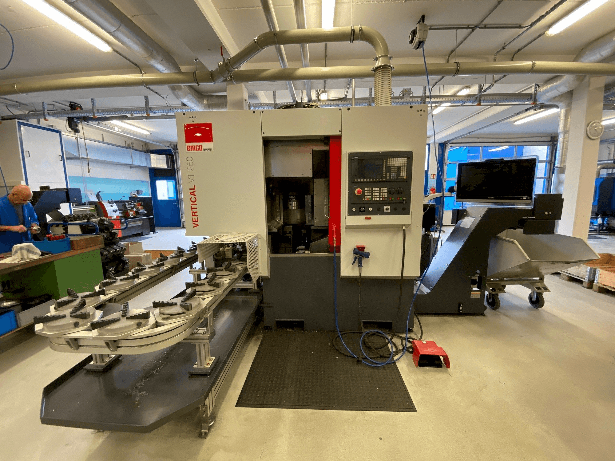 Koneen EMCO VT250 etunäkymä