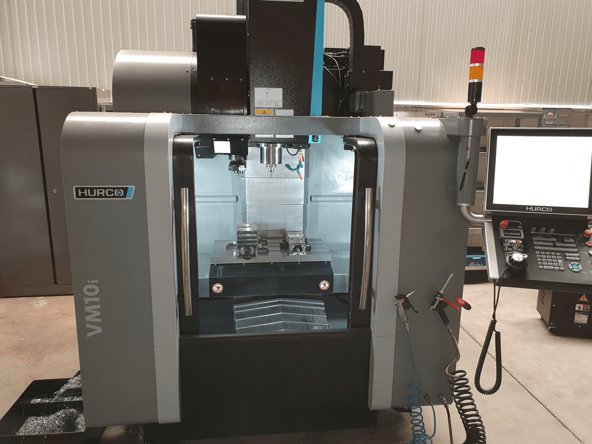 Koneen Hurco VM10i etunäkymä