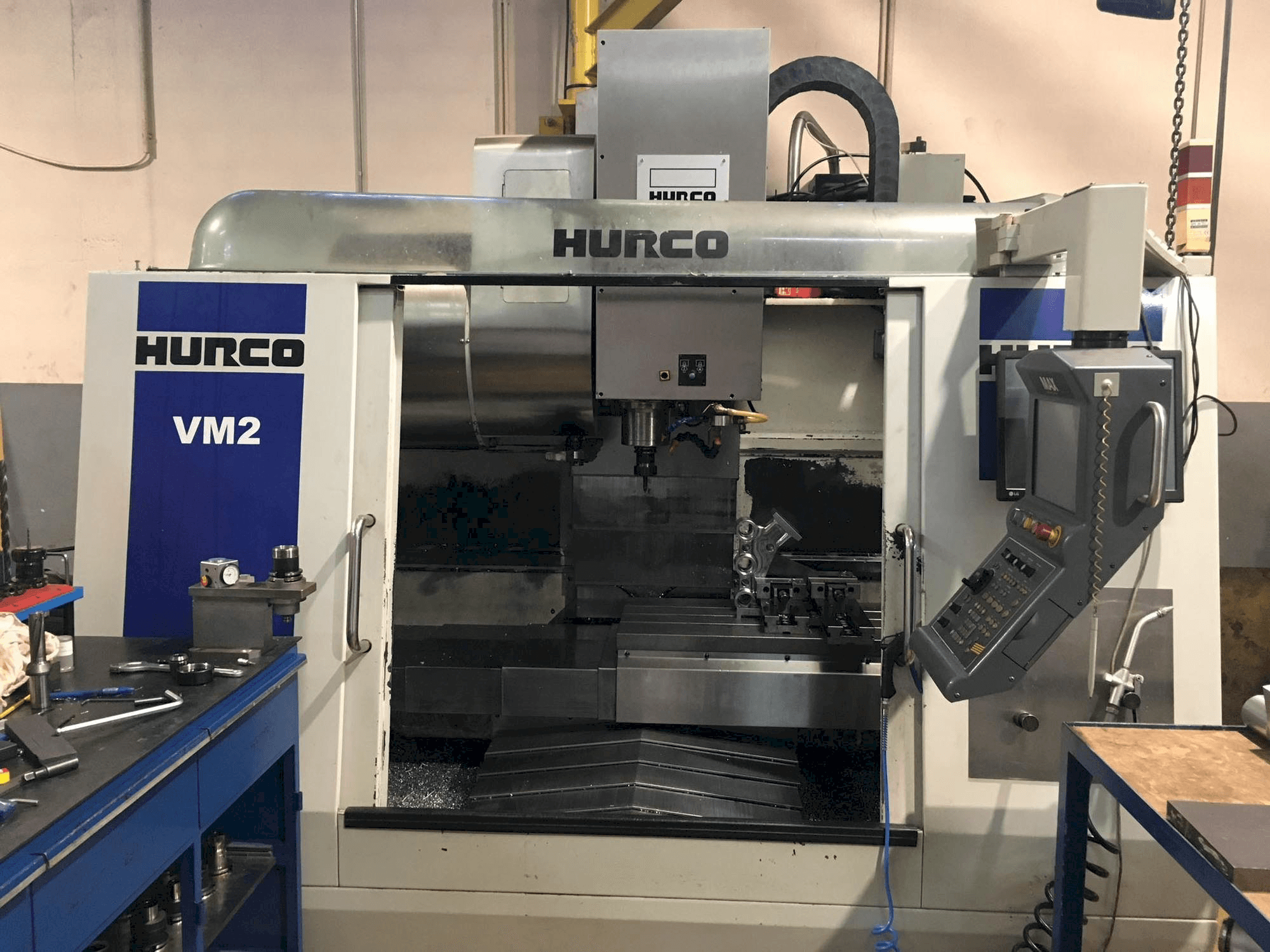 Koneen Hurco VM2 etunäkymä
