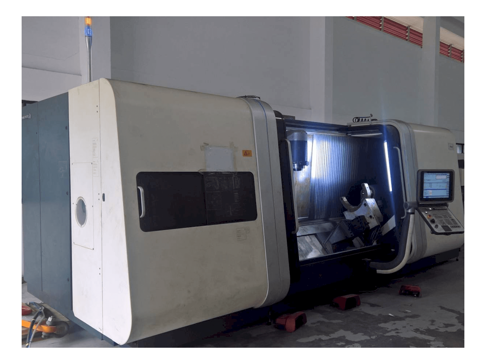 Koneen DMG MORI CTX Beta 2000 TC etunäkymä