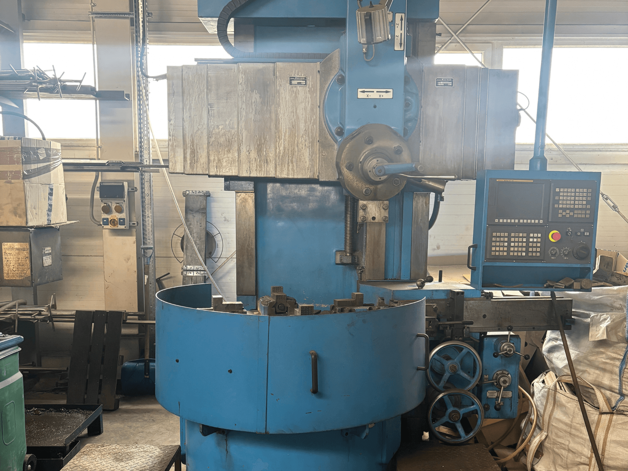 Tuntemattoman tuotemerkin teollisuusjyrsin, etukuva, jossa on sininen ulkokuori ja digitaalinen ohjauspaneeli.