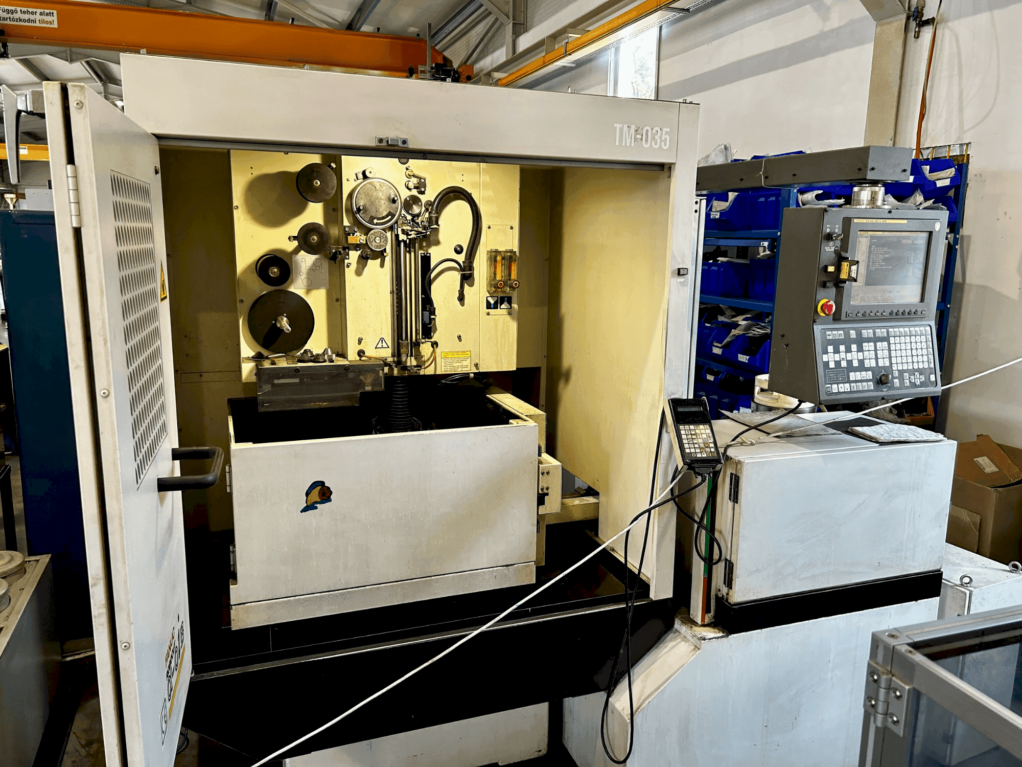 Koneen FANUC Robocut α-0iB etunäkymä