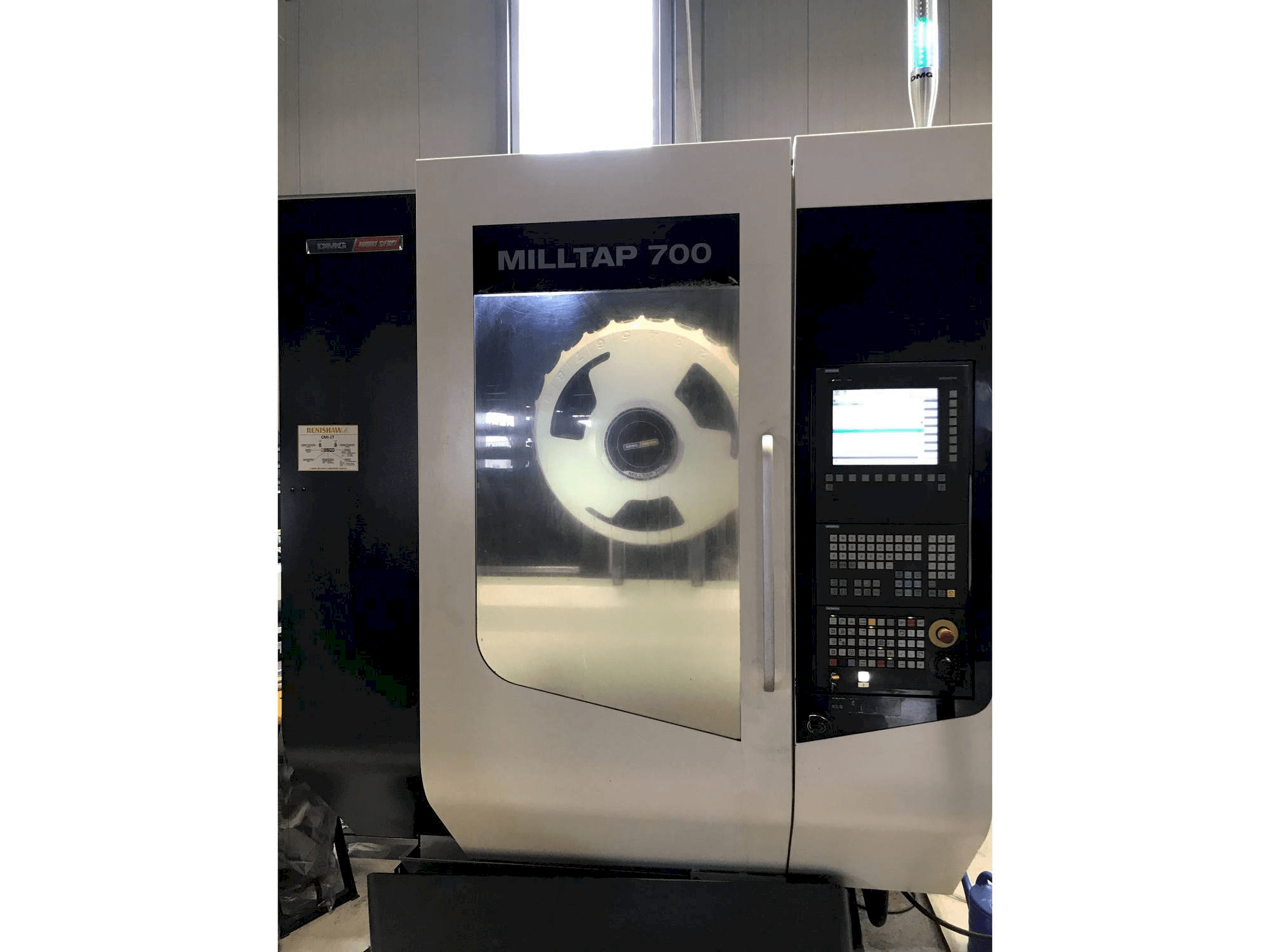 Koneen DMG MORI Milltap 700 etunäkymä