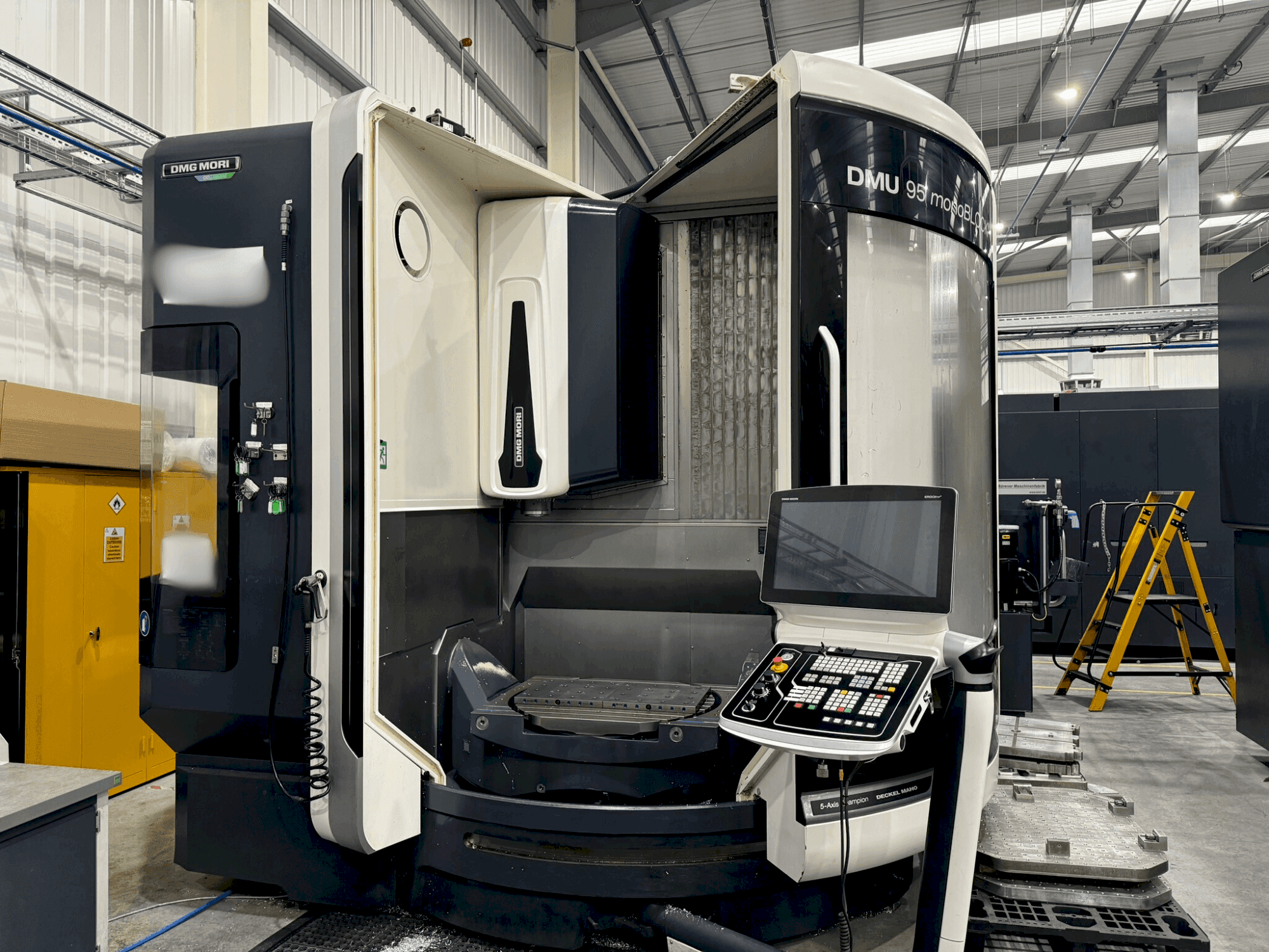 Koneen DMG MORI DMU 95 monoBLOCK etunäkymä
