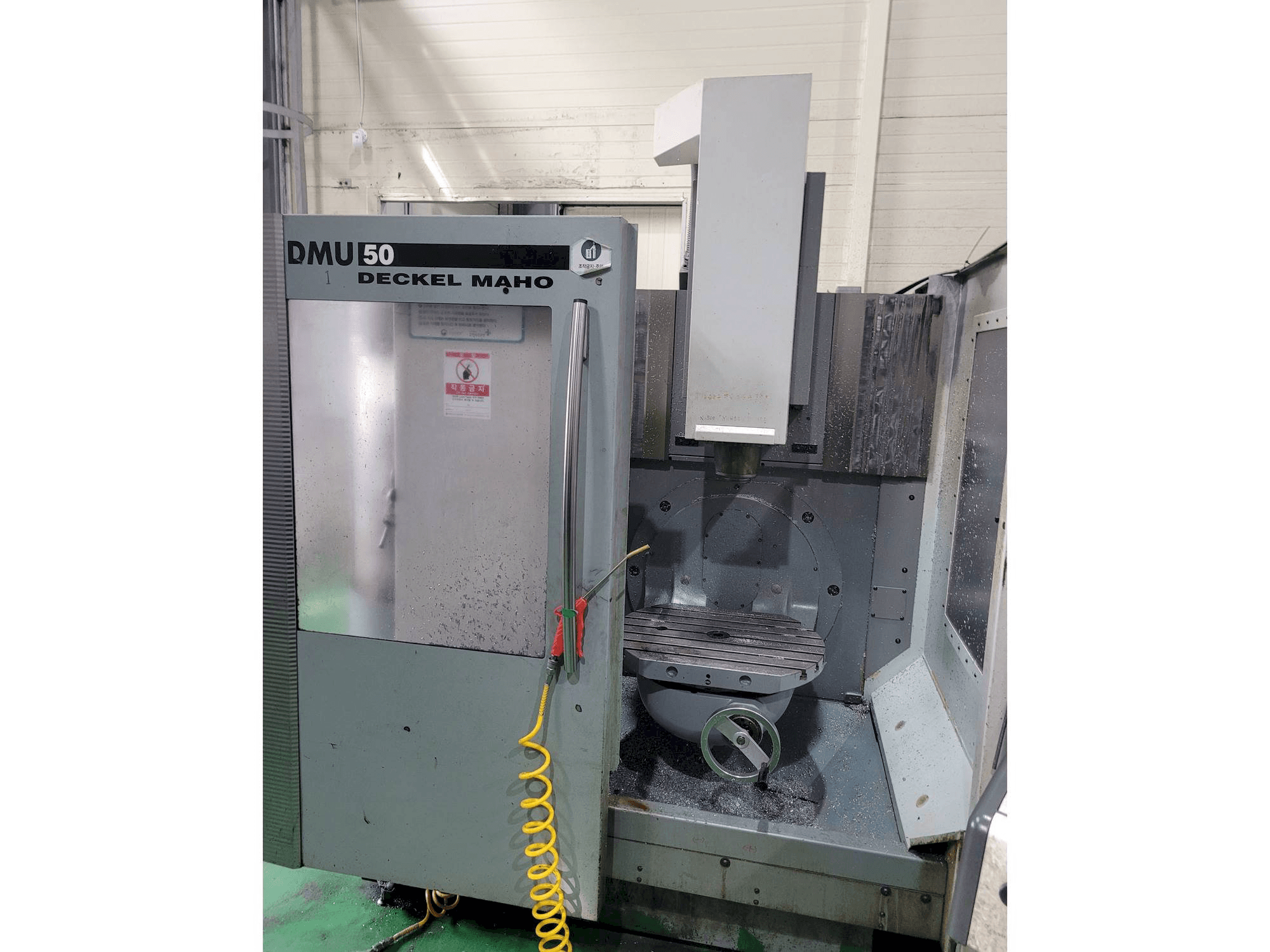 Koneen DECKEL MAHO DMU 50 etunäkymä