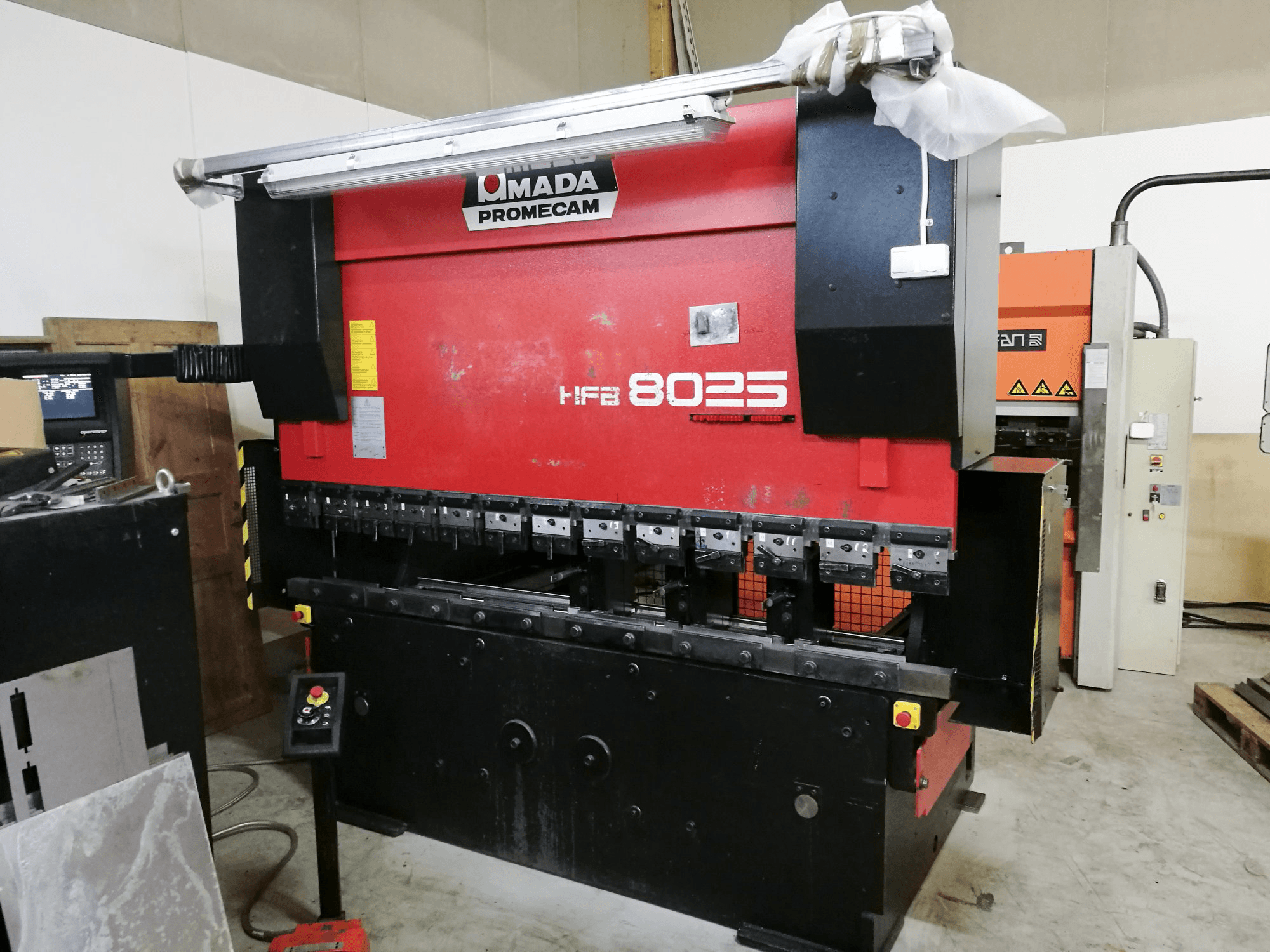 Koneen AMADA takanäkymä HFB 80-25
