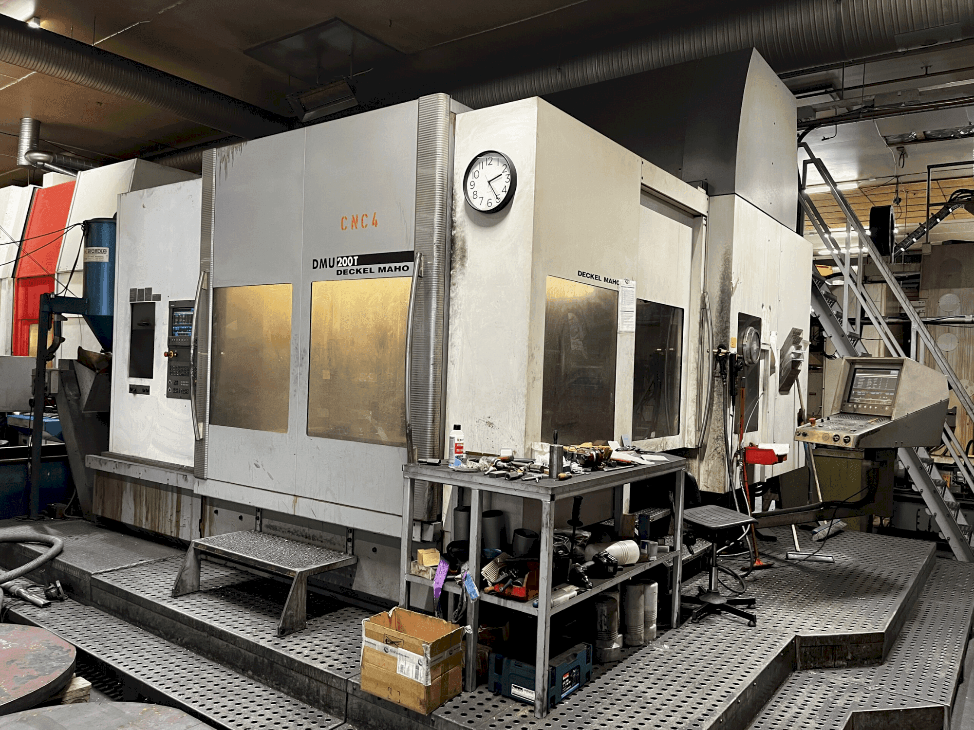 Koneen DECKEL MAHO DMU 200T etunäkymä