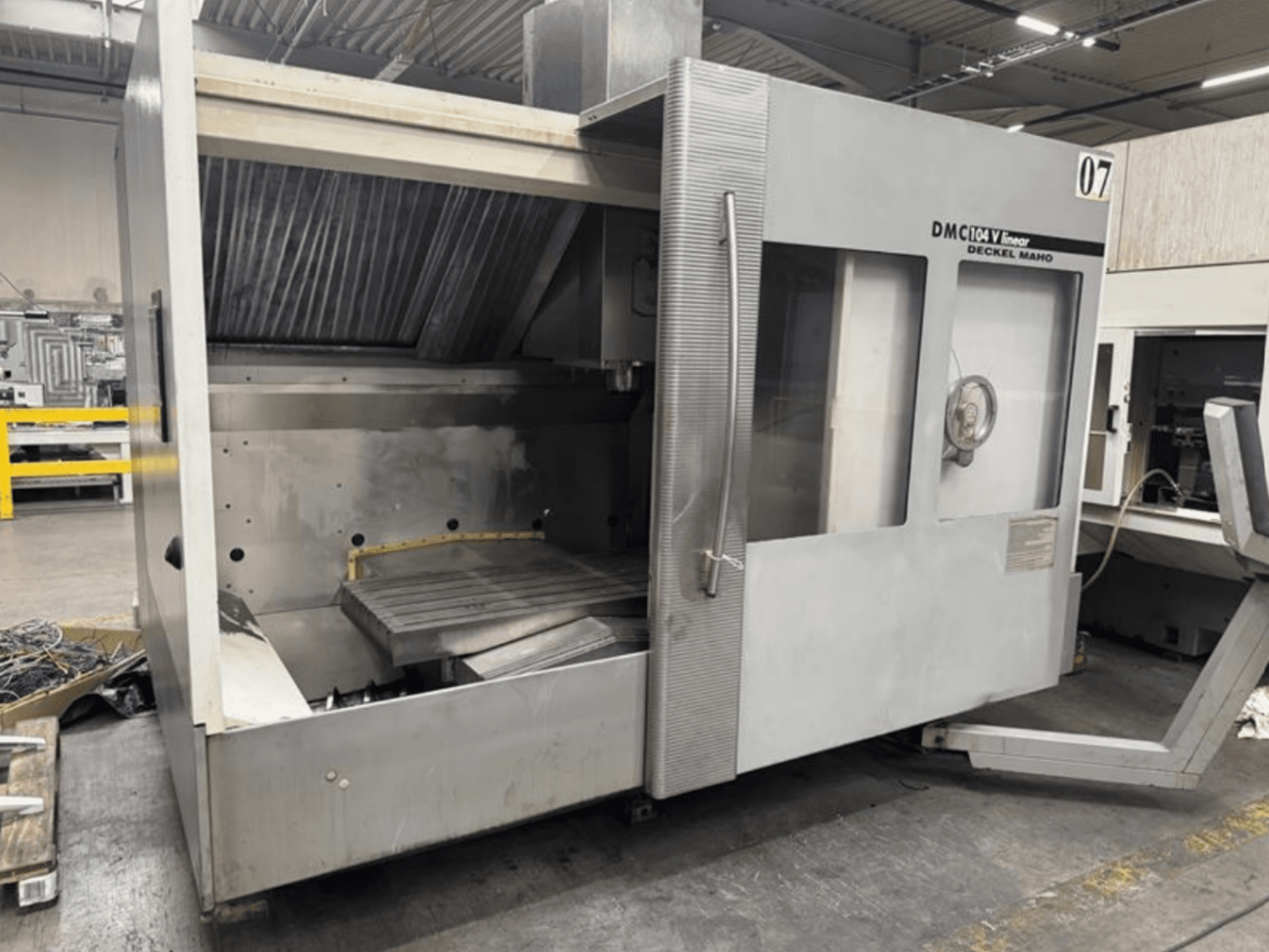 Deckel Mahon DMC 104 V lineaarikone, etukuva, jossa on tyhjä työstöalue ja suuri työpöytä.
