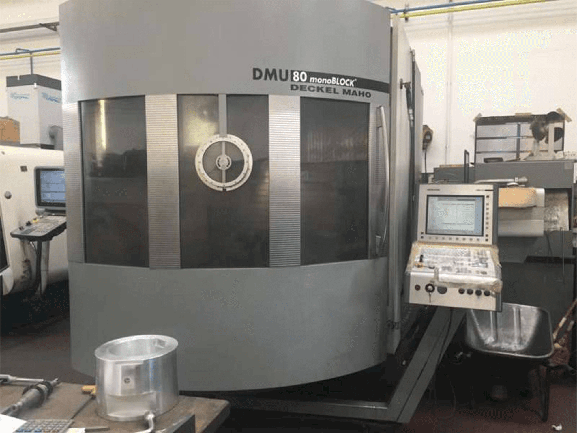 Koneen DECKEL MAHO DMU 80 monoblock etunäkymä