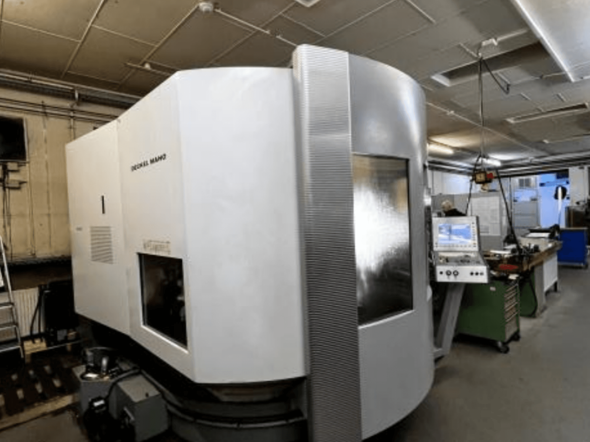 SODICK MAKO CNC-kone työpajassa, sivukuva, taustalla näkyy ohjauspaneeli ja työalue.