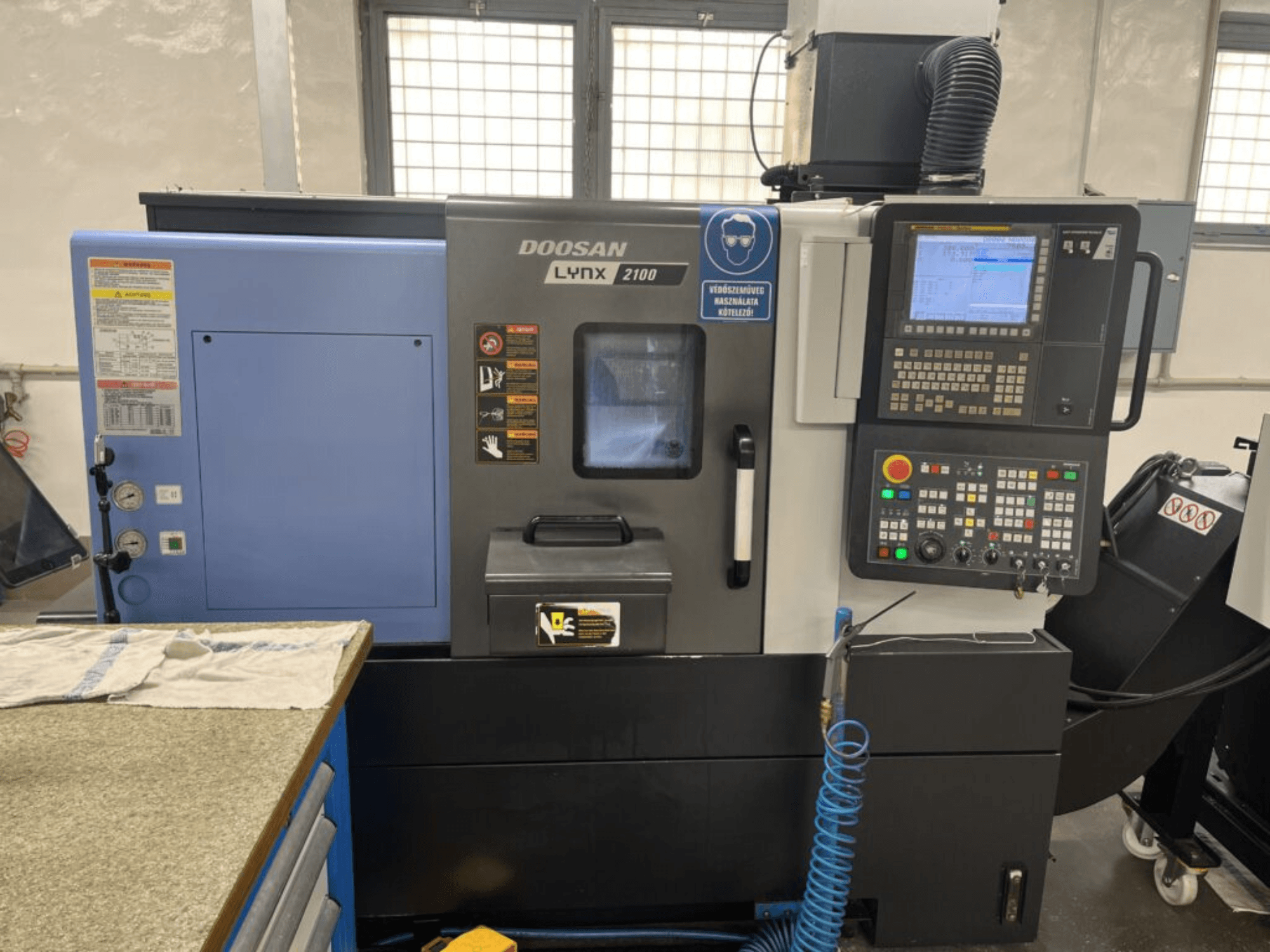 DOOSAN Lynx 2100A vaakasuuntainen sorvauskone, etukuva, jossa esitellään ohjauspaneeli, käyttöliittymä ja koneen ominaisuudet.