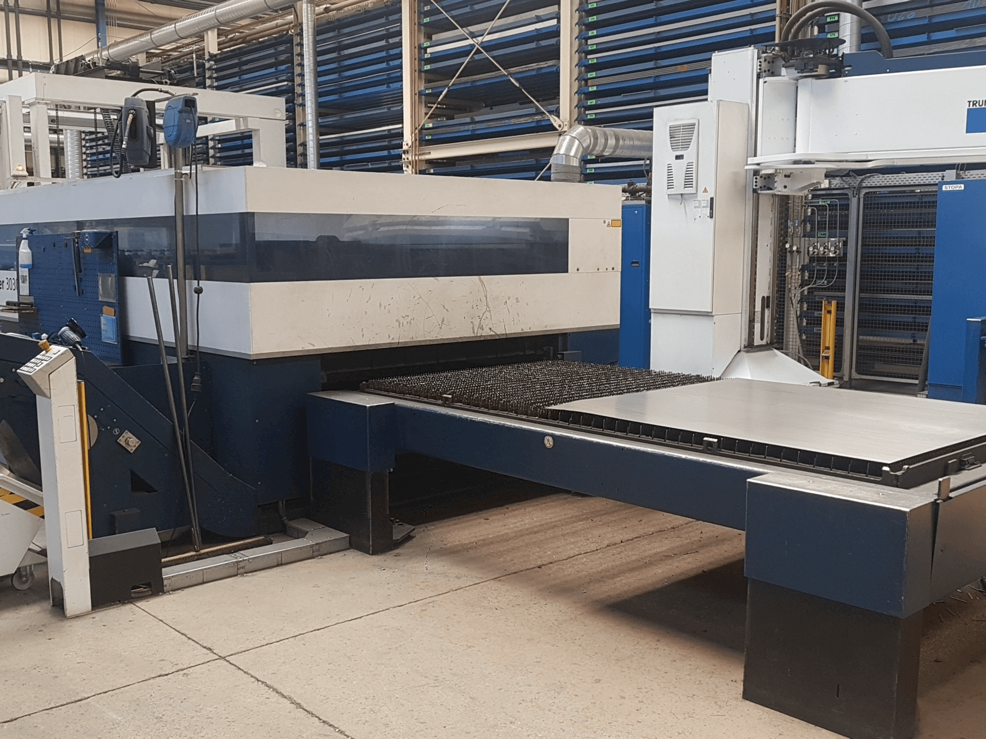 Koneen Trumpf TruLaser 3030 L20 etunäkymä