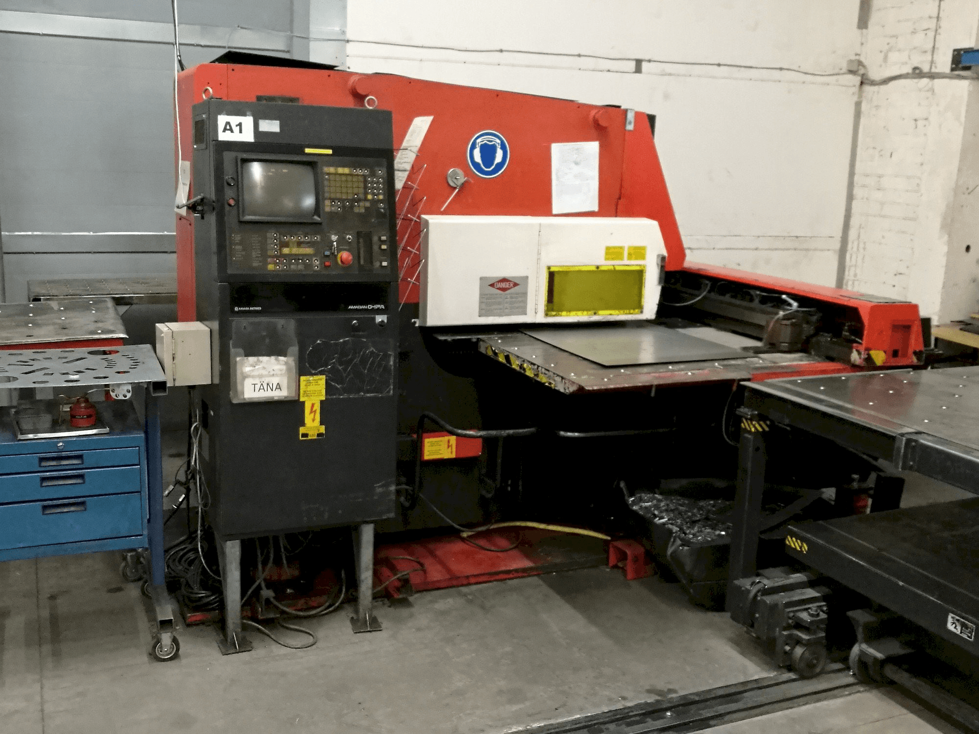 Koneen AMADA Aries 245 etunäkymä
