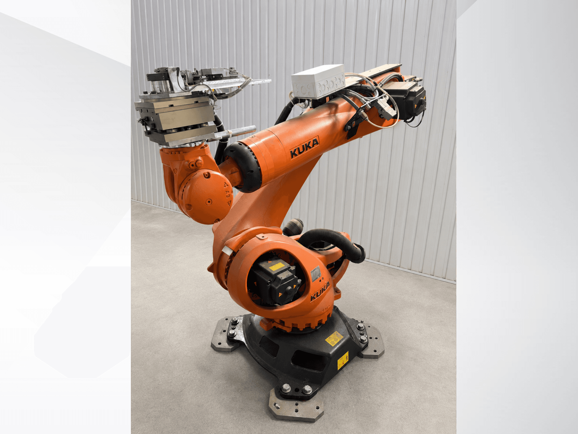 KUKA KR 90 R3100 -robottivarsi (lisävaruste), oranssi, sivukuva, jossa näkyvät nivelet, ohjain ja työkalukiinnike päätevaikuttajassa.