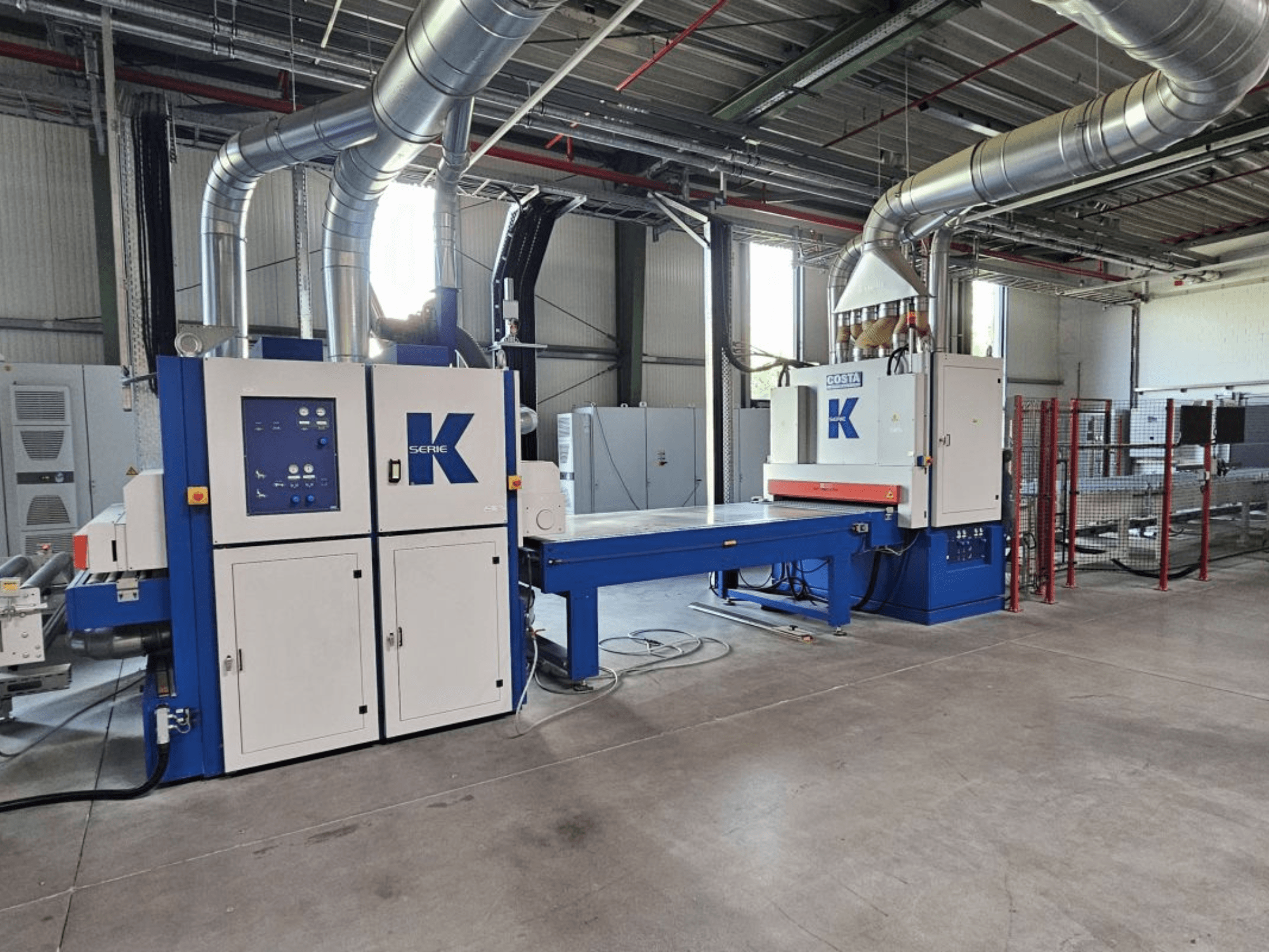 BURKLE EKMH 1300 -laminointipuristin etukuvassa, jossa on ohjauspaneeli ja suuri puristuslevy teollisuusympäristössä.