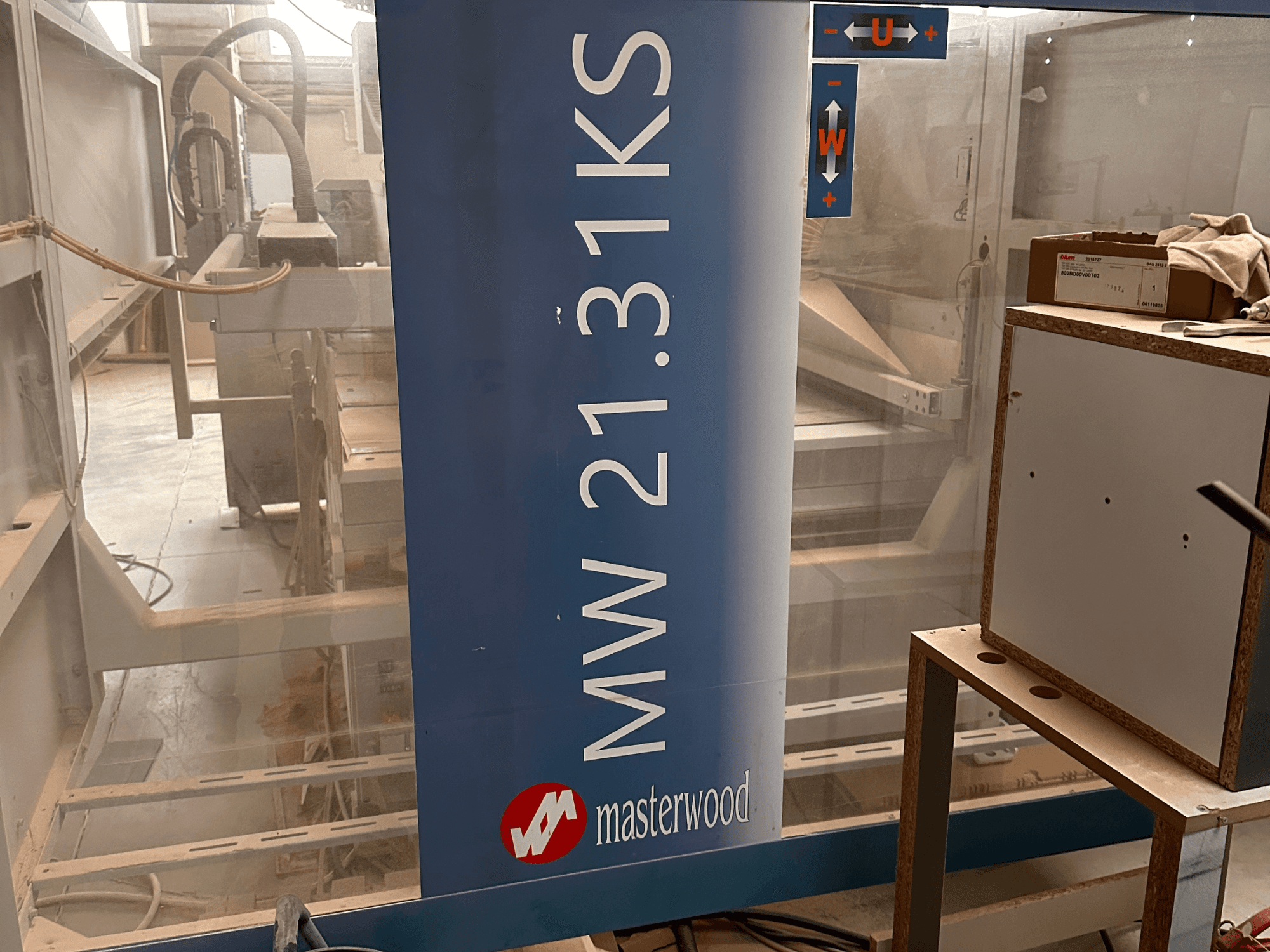 MASTERWOOD Ks 21.31 -puuporakone, etukuva, jossa näkyy mallin yksityiskohdat ja ympäröivä työtila.