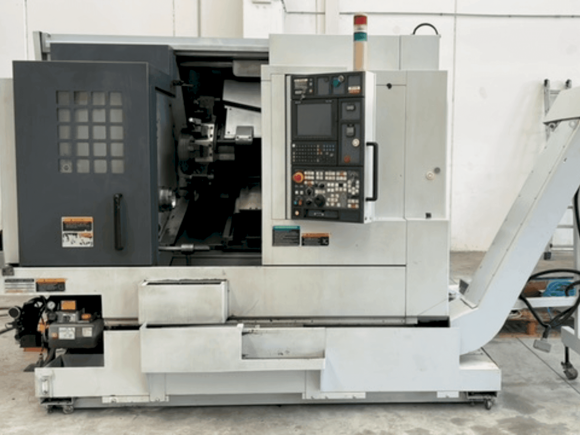 Koneen MORI SEIKI NL 2000Y/500 etunäkymä