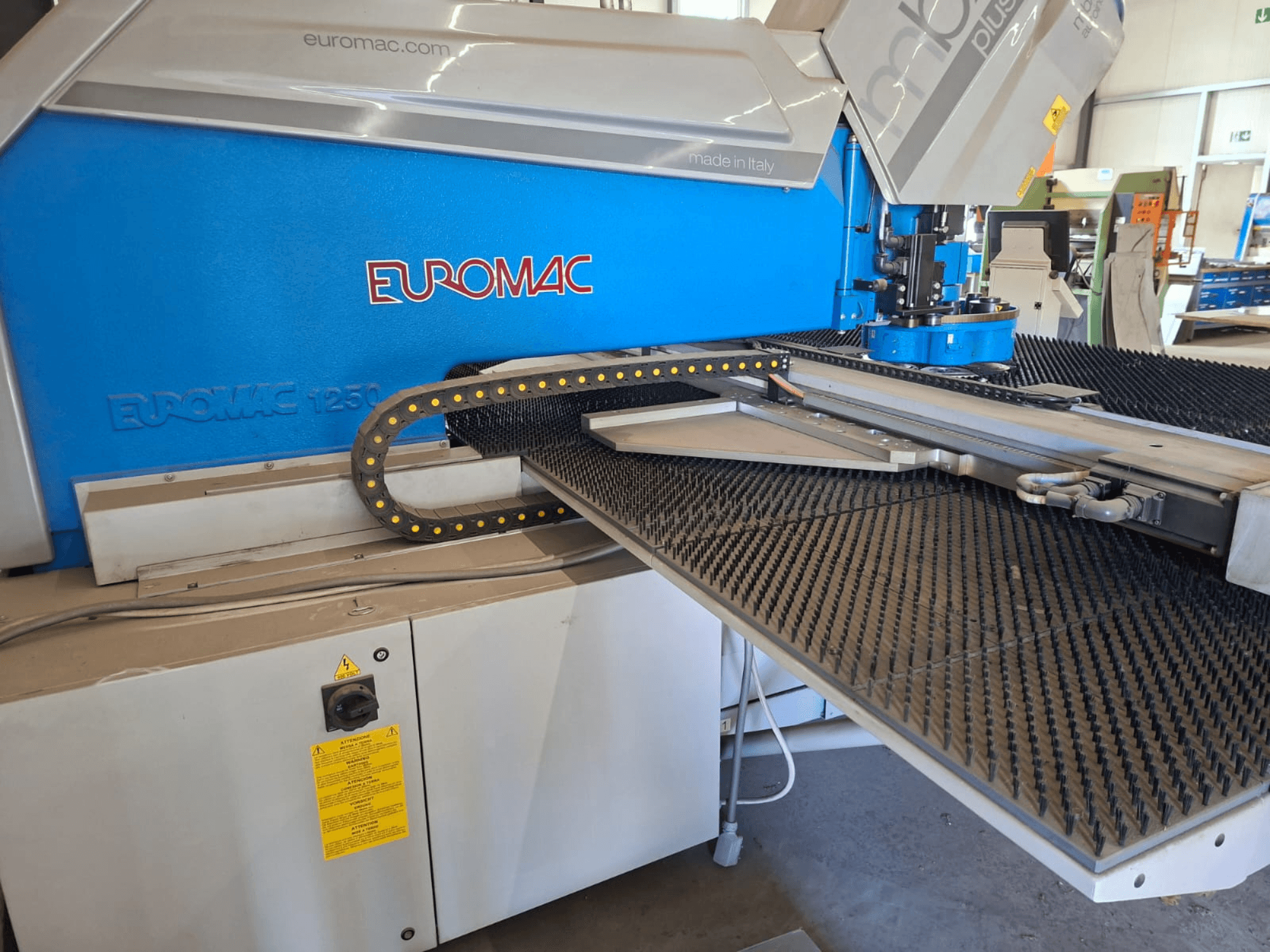 CNC-lyöntikone Euromac MBX 6 Plus 1250/30-2250, etukuva, jossa näkyy ohjauspaneeli ja musta kumipinta.