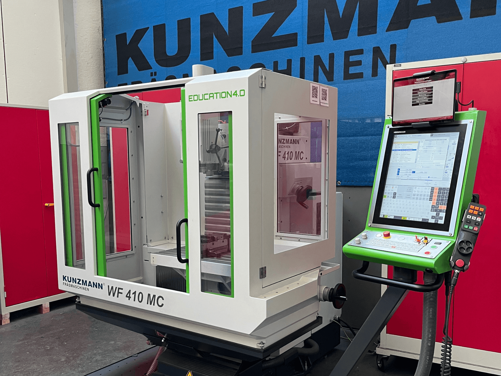 KUNZMANN WF 410 MC -yleiskoneistuskeskus edestä katsottuna; kuvassa näkyvät vihreät yksityiskohdat, läpinäkyvät ovet ja ohjauspaneeli.