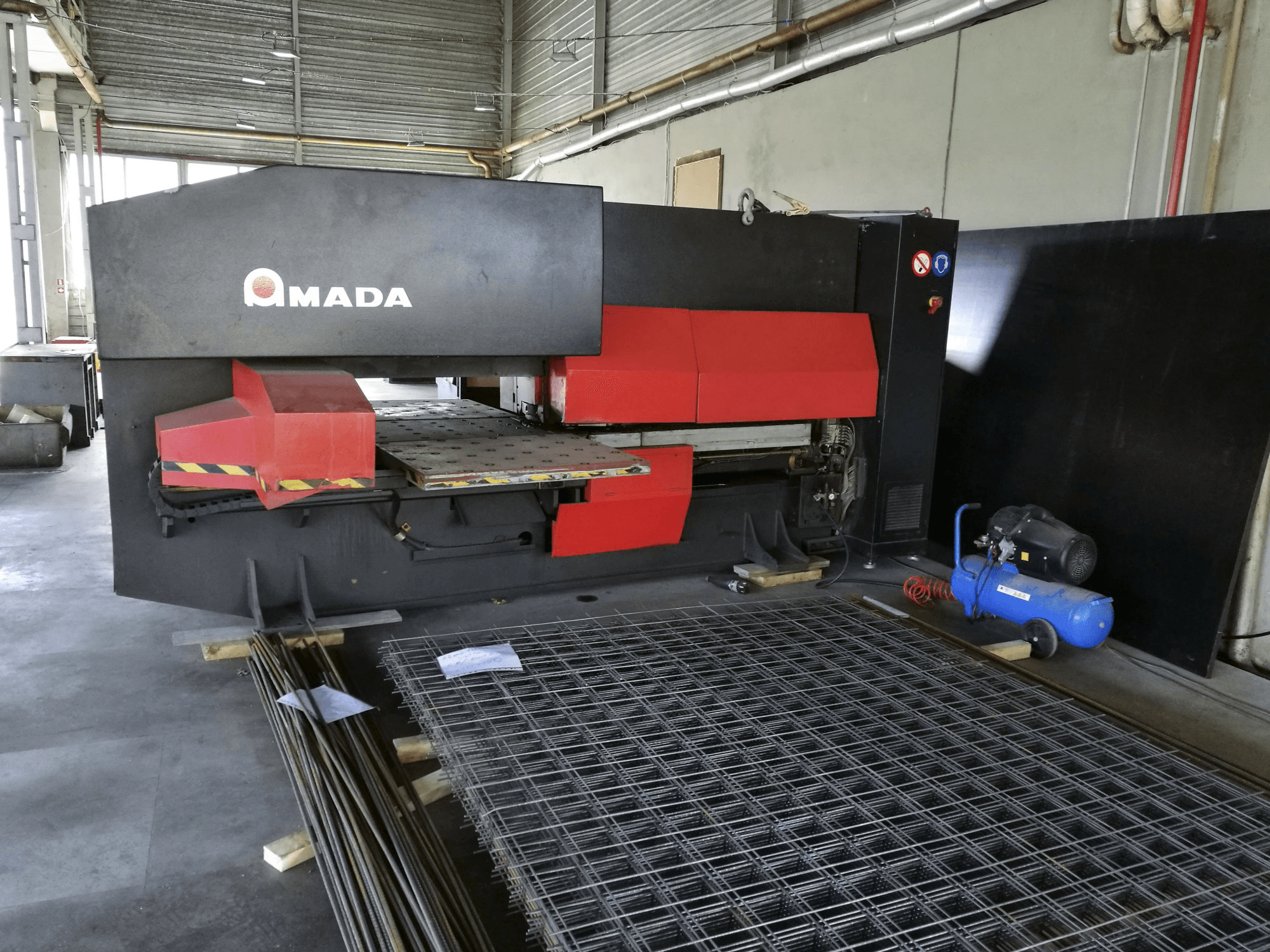 Koneen 1 AMADA etunäkymäEUROPE 245