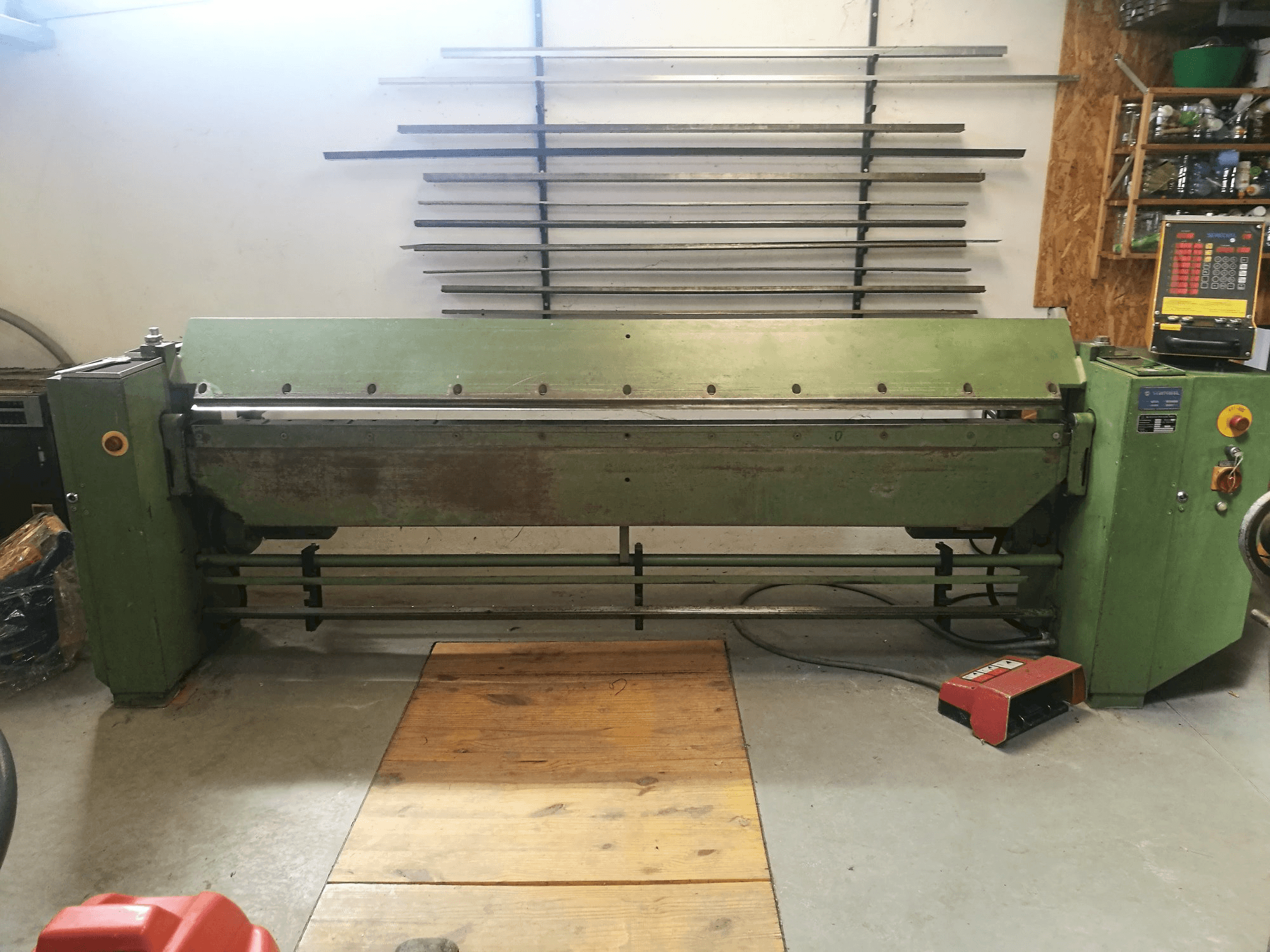 Koneen Schechtl MA 250/8 vasemman sivun näkymä