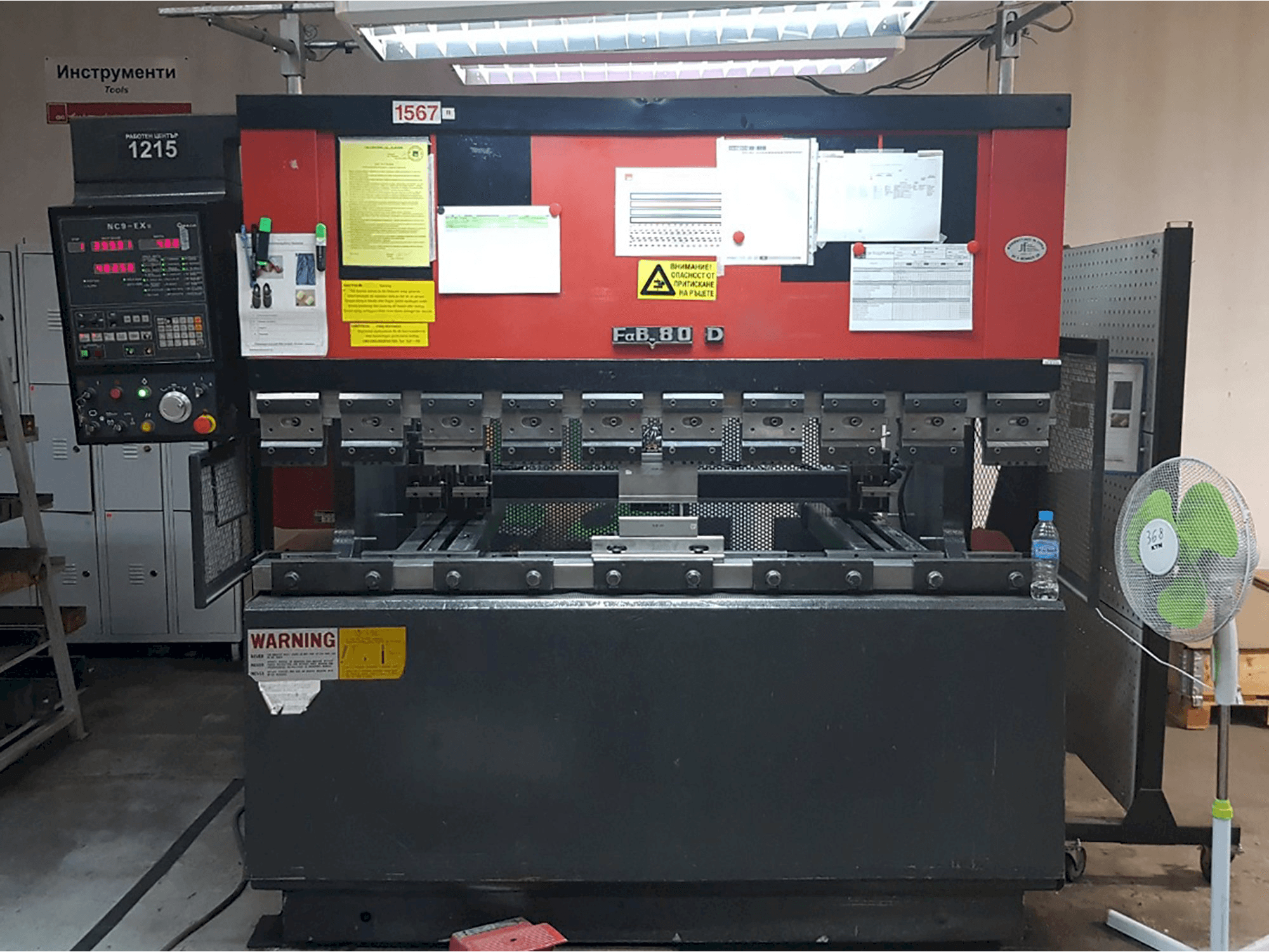 Koneen AMADA etunäkymä FBD 8020E