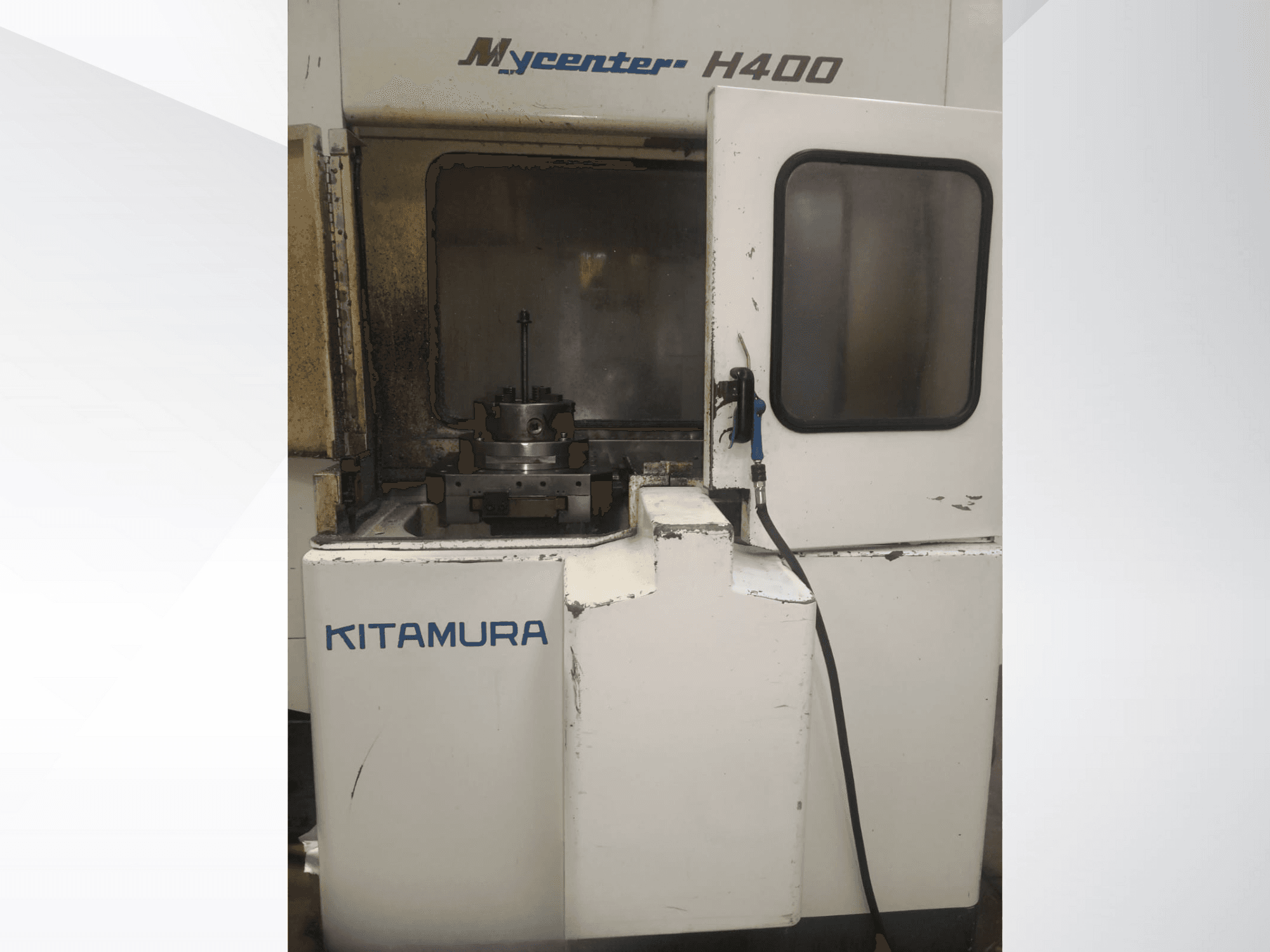 Kitamura Mycenter H400 CNC-kone, edestä katsottuna, työalue ja ohjauspaneeli näkyvissä, käytön jälkiä.
