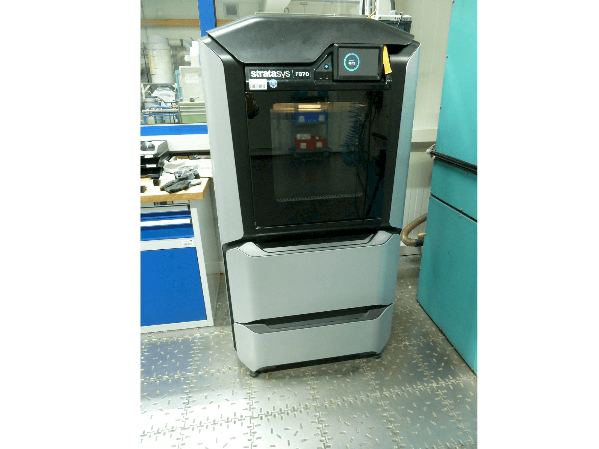 Koneen Stratasys F370 etunäkymä