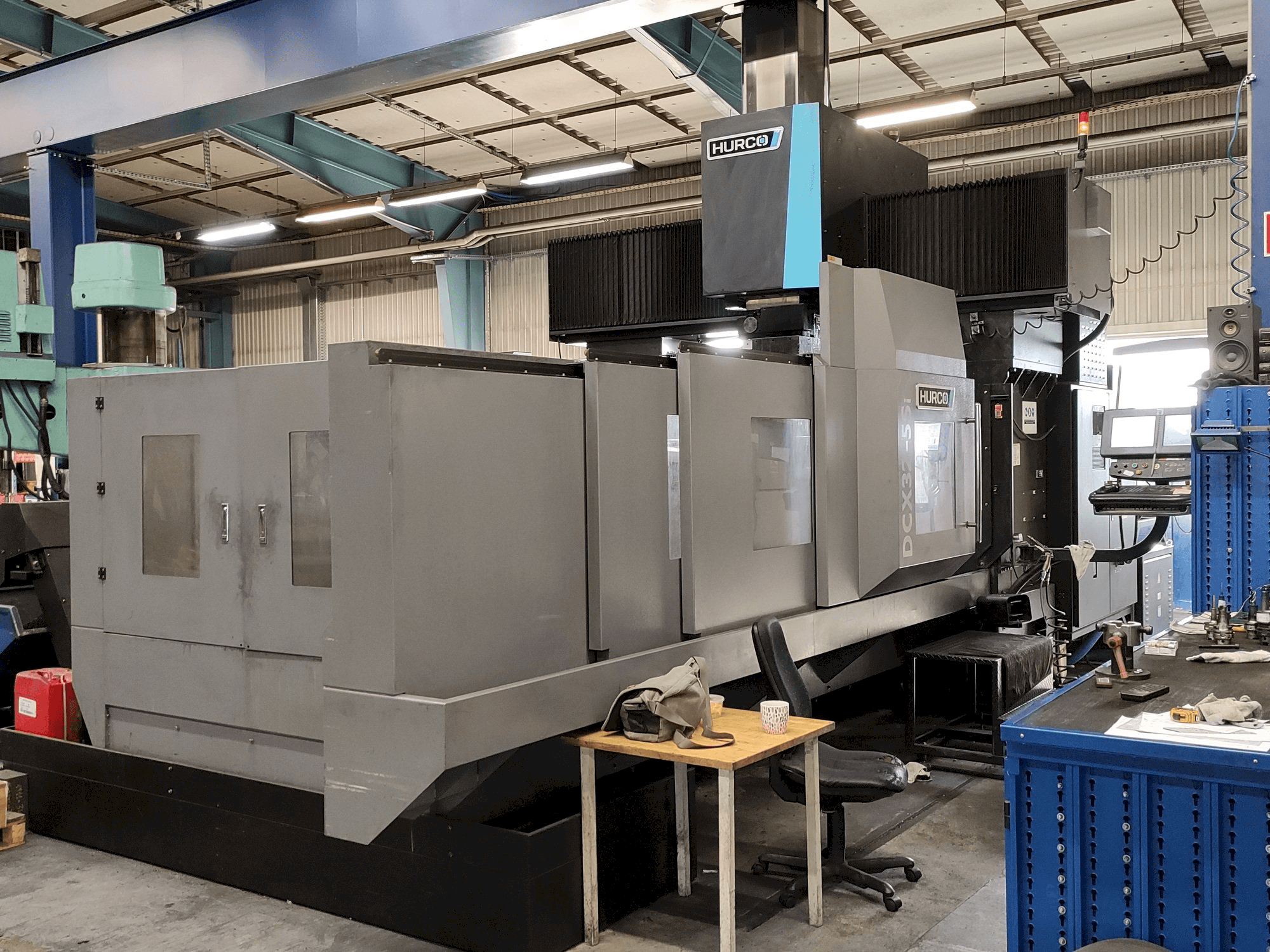 Koneen Hurco DCX32-5Si etunäkymä