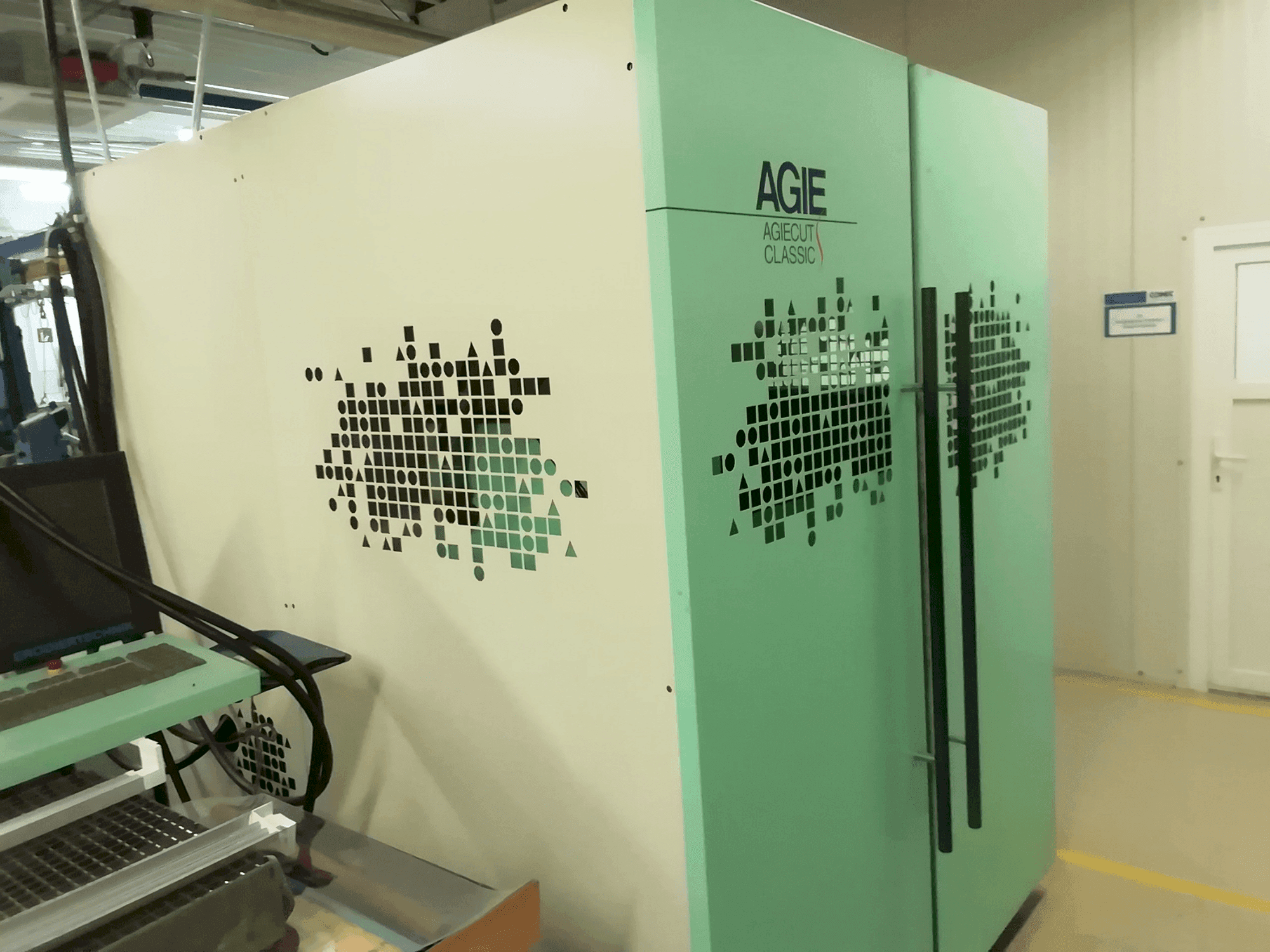 Koneen AGIE Agiecut etunäkymä