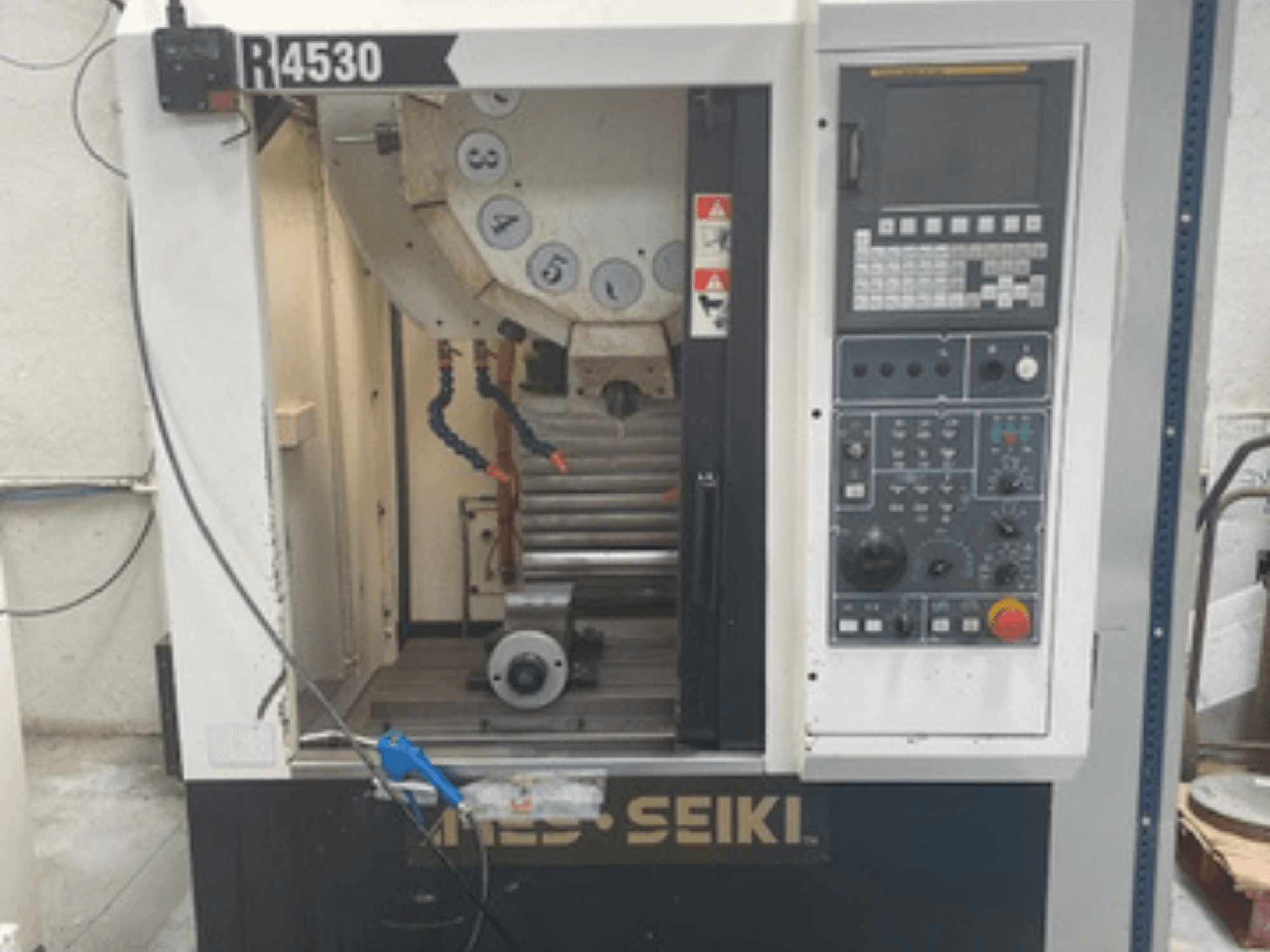 Pystytyöstökeskus ARES-SEIKI R4530, etukuva, jossa näkyy ohjauspaneeli ja työalue, jossa on kara ja jäähdytysjärjestelmä.