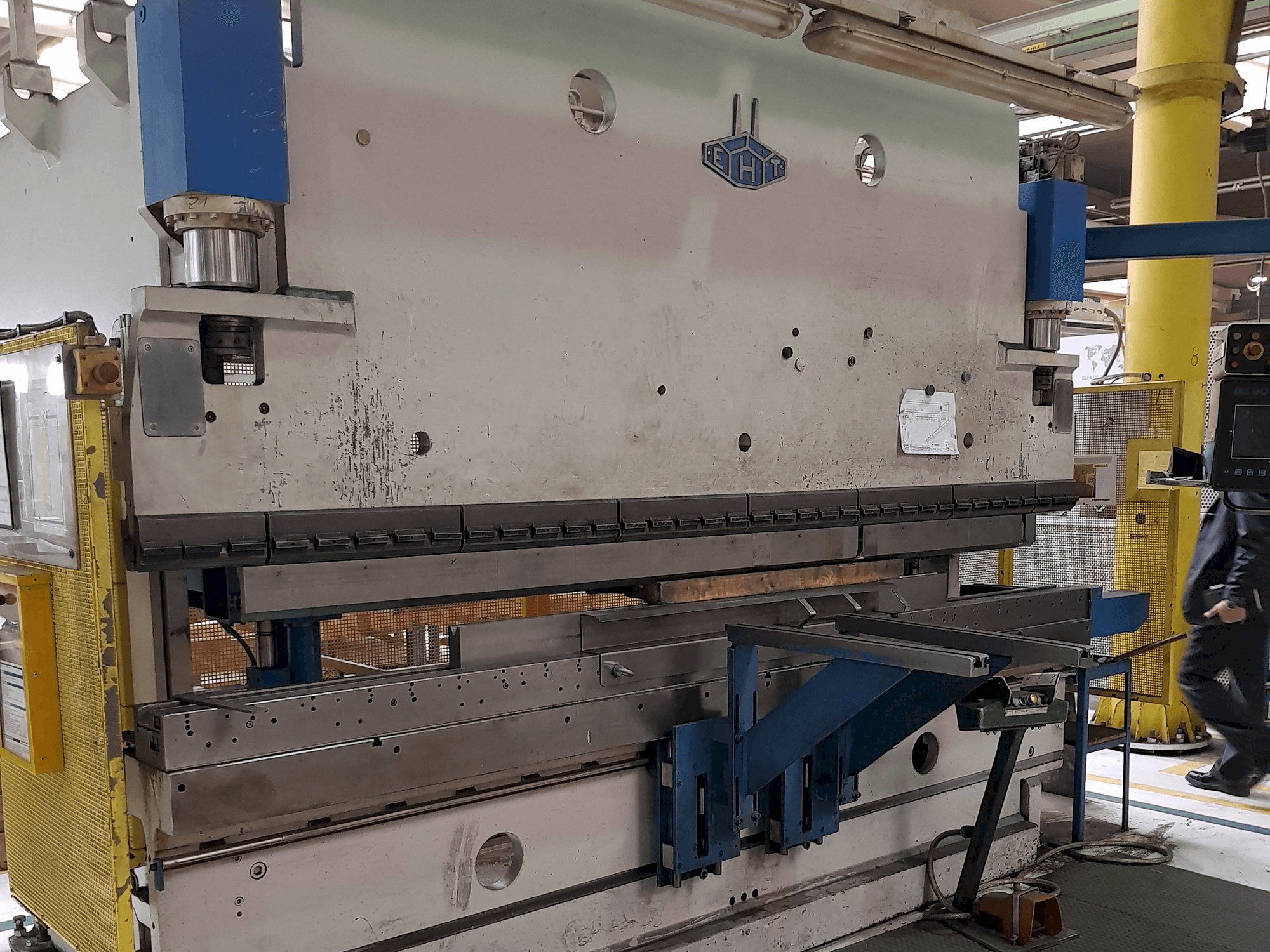 Koneen EHT EHPS 11-35 vasemman sivun näkymä