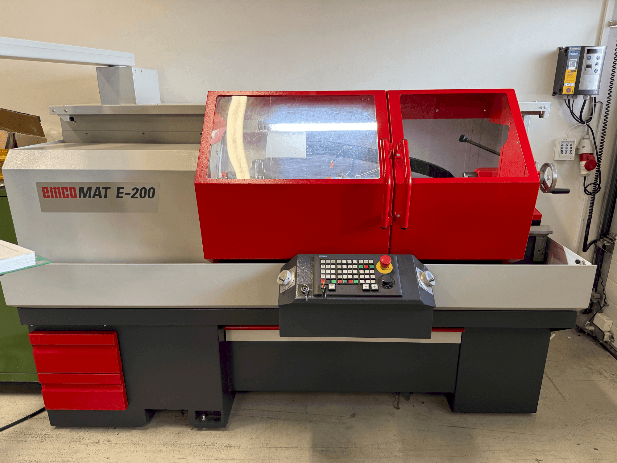 Koneen EMCO Emcomat E-200 etunäkymä