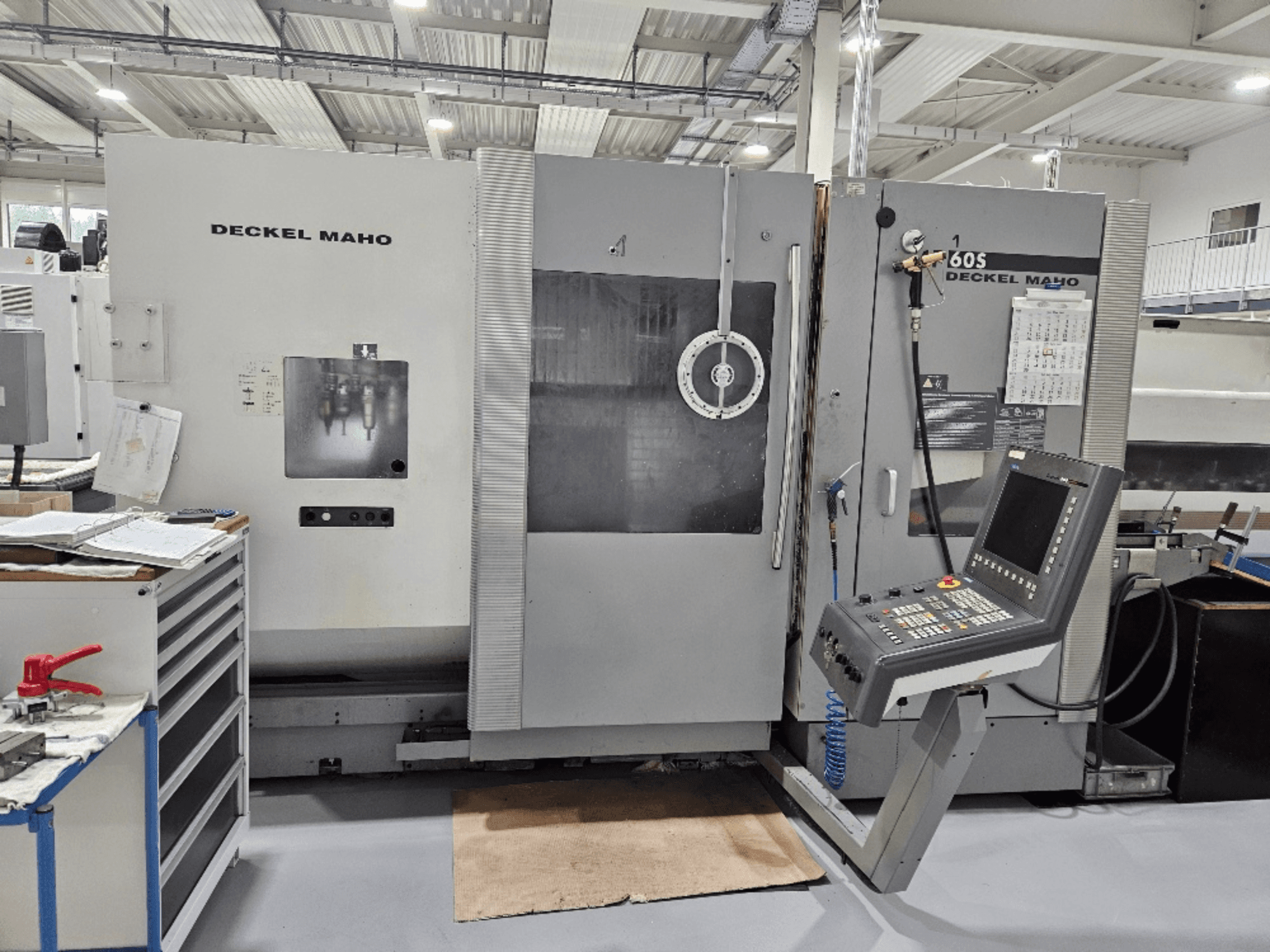 Deckel Maho 605 CNC-kone ohjauspaneelineen ja käyttöominaisuuksineen edestä katsottuna työpajassa.