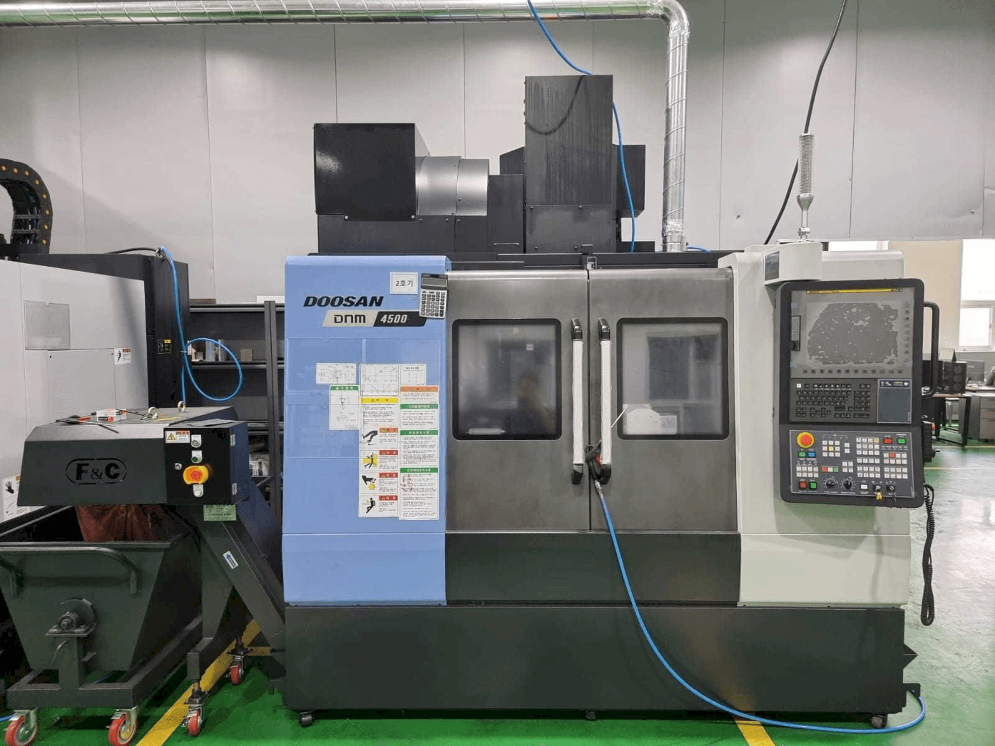 Koneen Doosan DNM 4500 etunäkymä