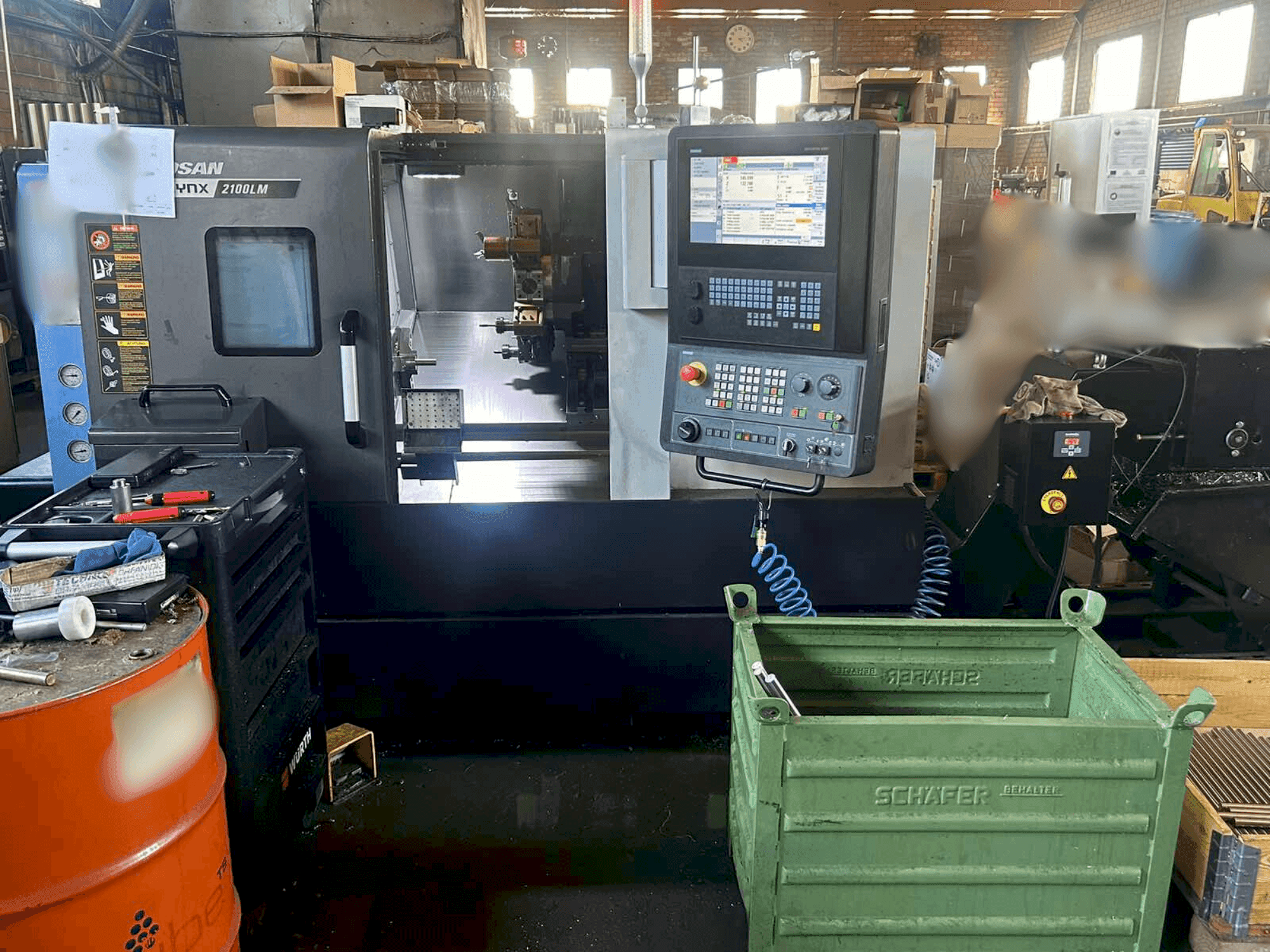 Koneen DOOSAN LYNX 2100 LMB etunäkymä