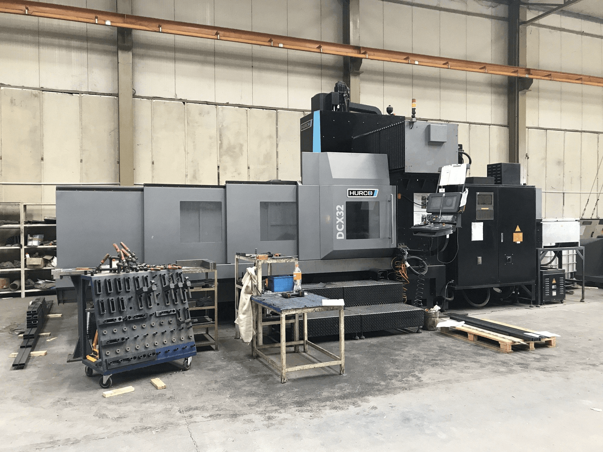 Koneen Hurco DCX32/50T etunäkymä
