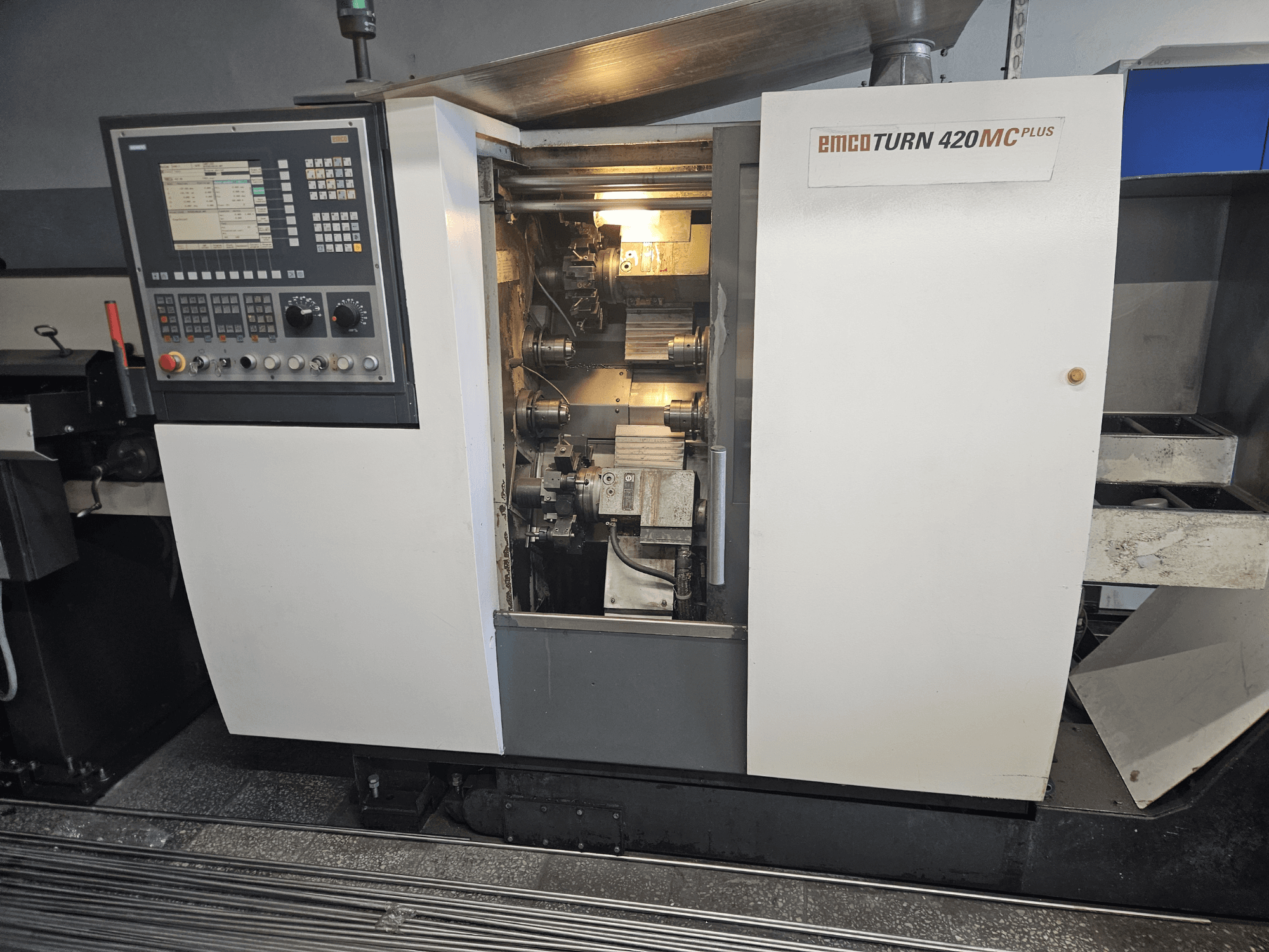EMCO TURN 420 MC Plus -monikarainen kone, etukuva, jossa näkyy ohjauspaneeli ja sisäiset osat.