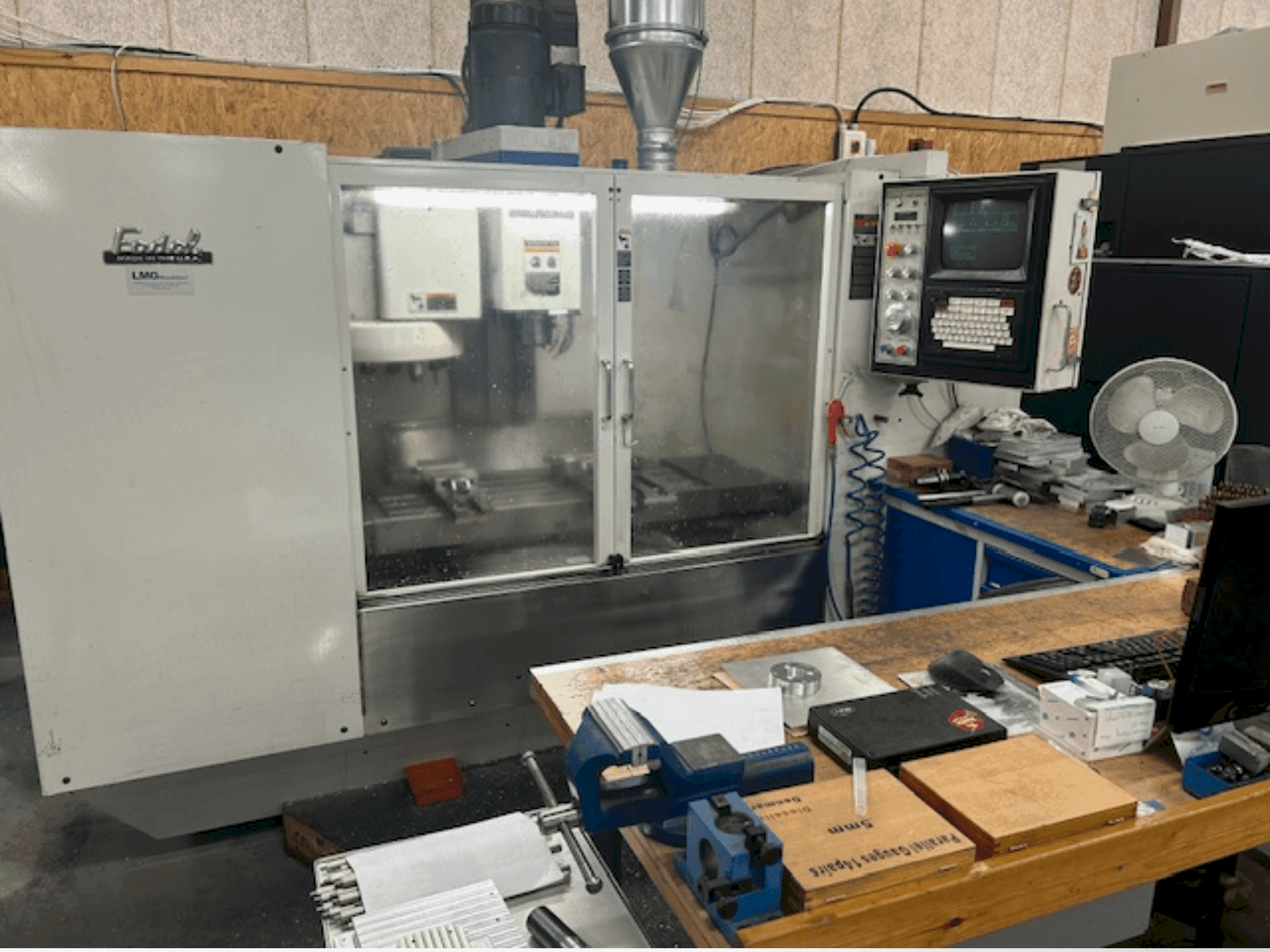 Koneen FADAL 906-1 etunäkymä