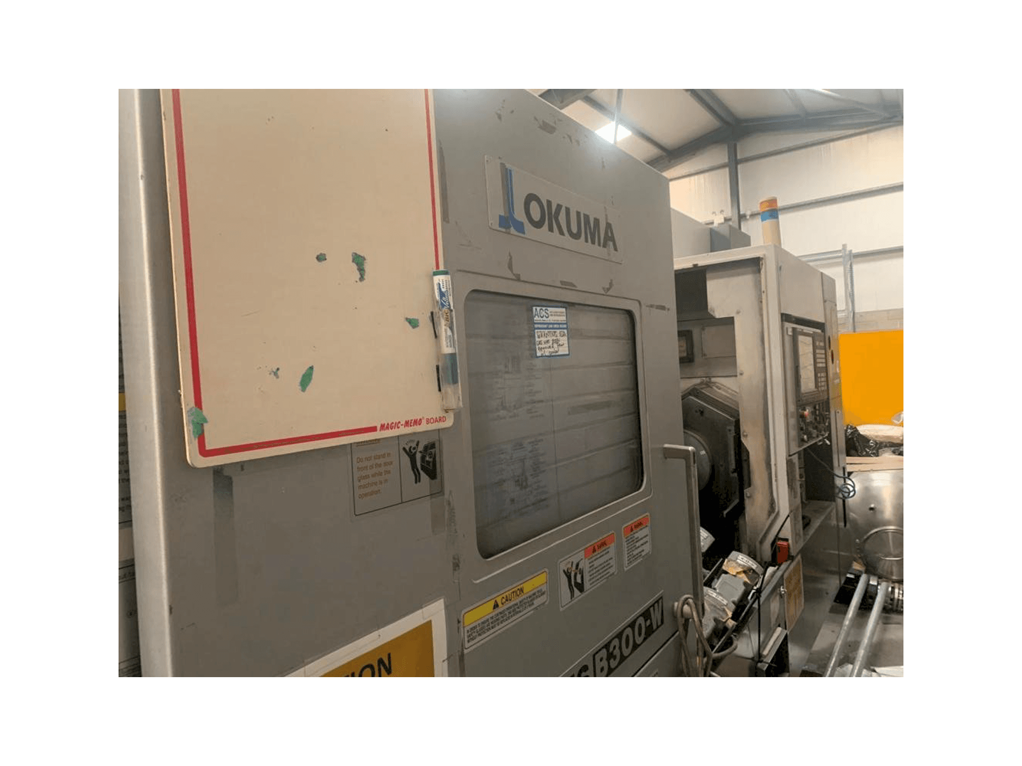 Koneen Okuma Multus B-300W etunäkymä