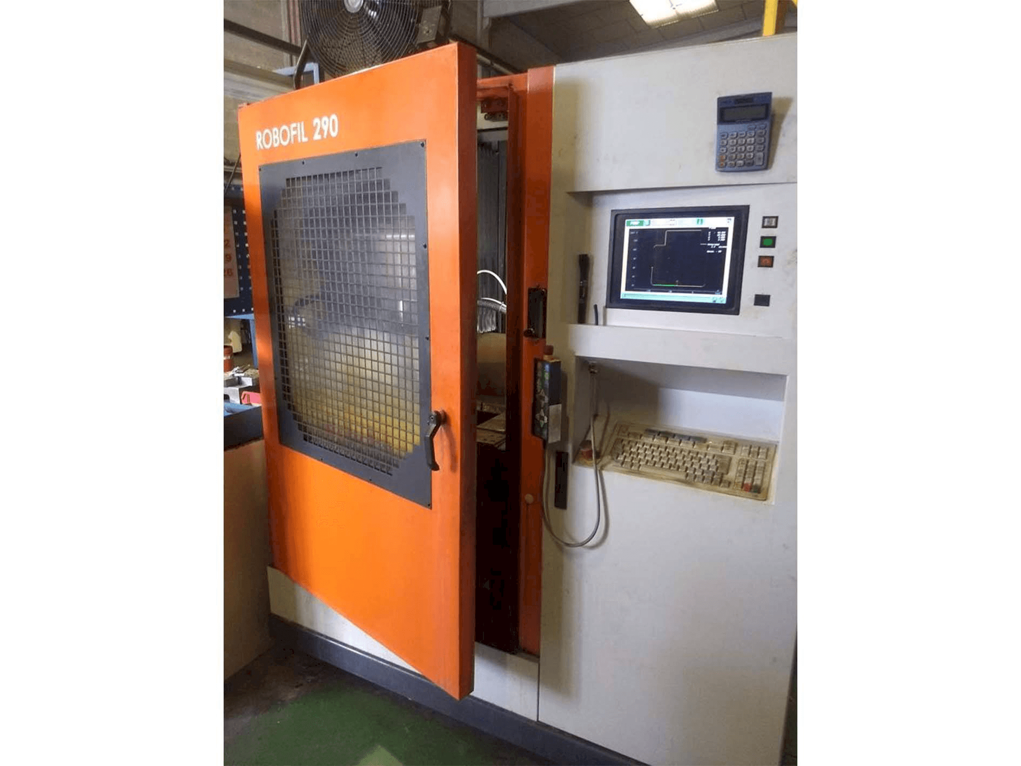 Koneen CHARMILLES Robofil 290P etunäkymä