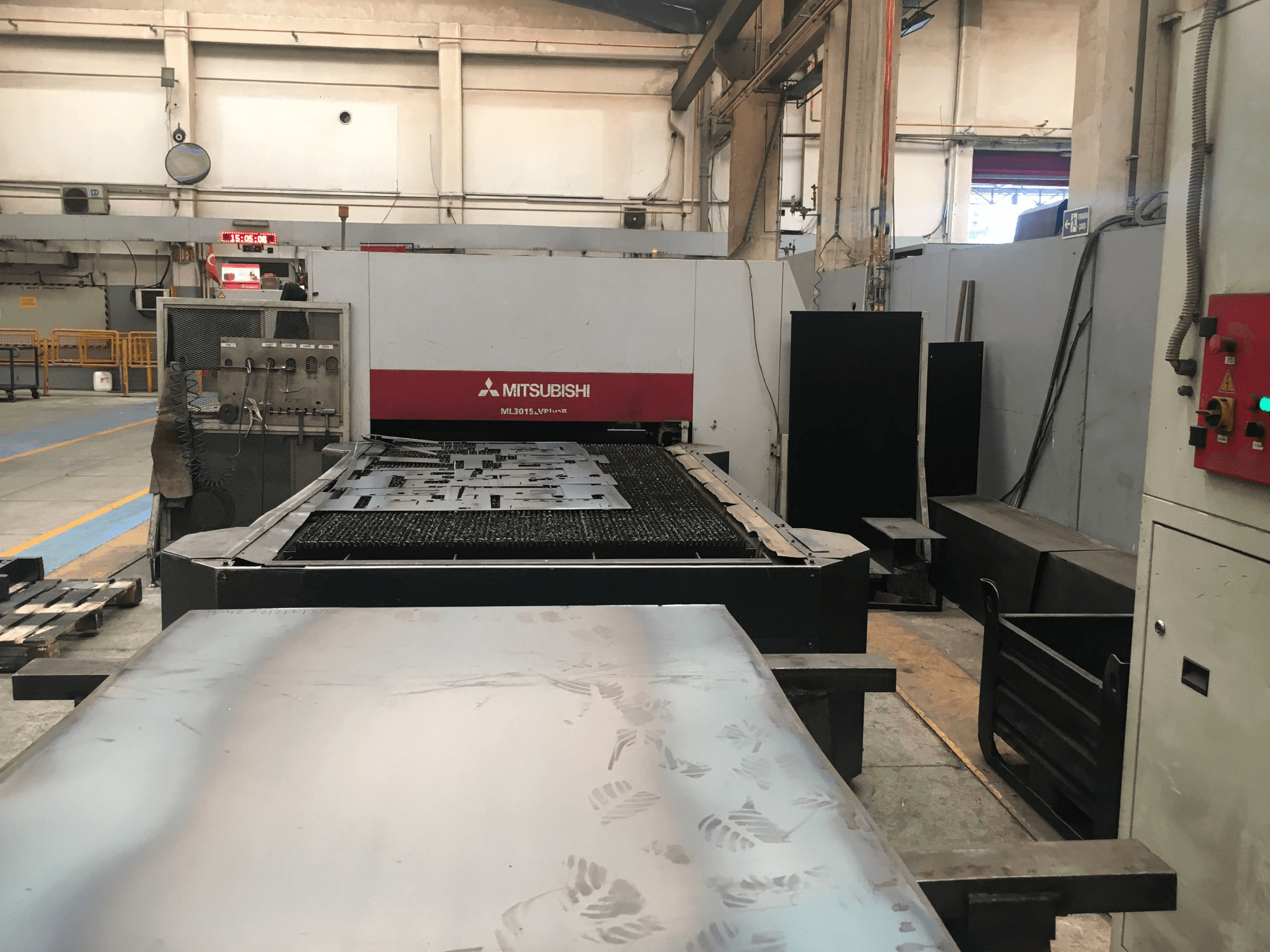 Koneen Mitsubishi Electric etunäkymäML3015LV PLUS II