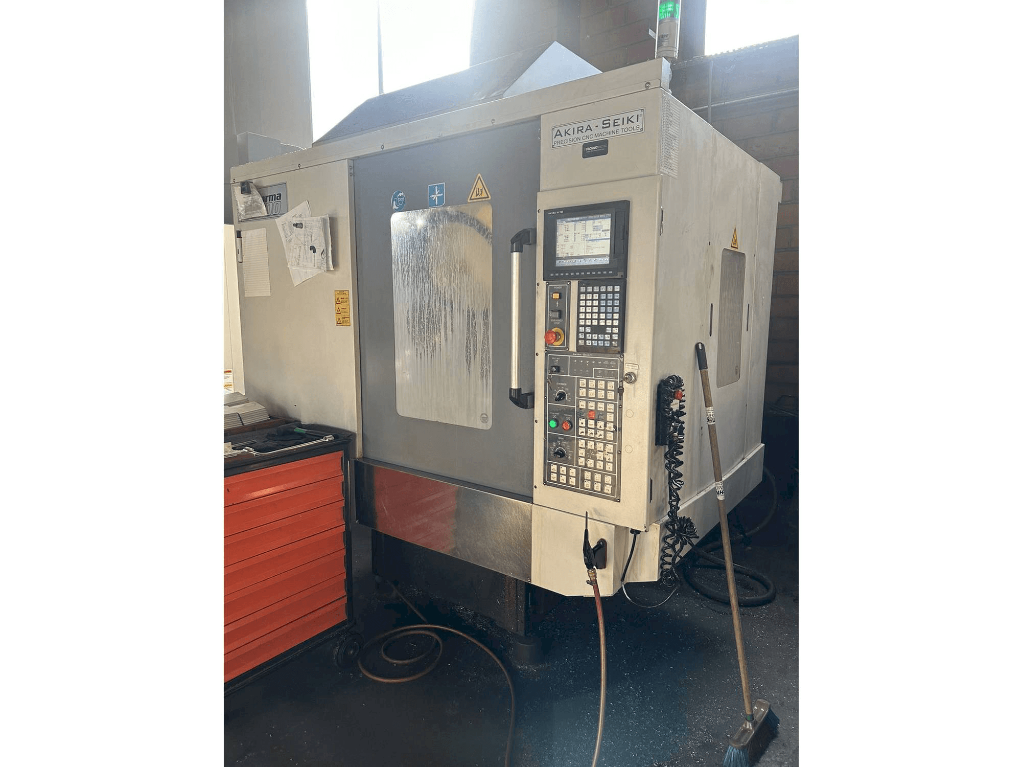 Koneen Akira Seiki PC700 etunäkymä