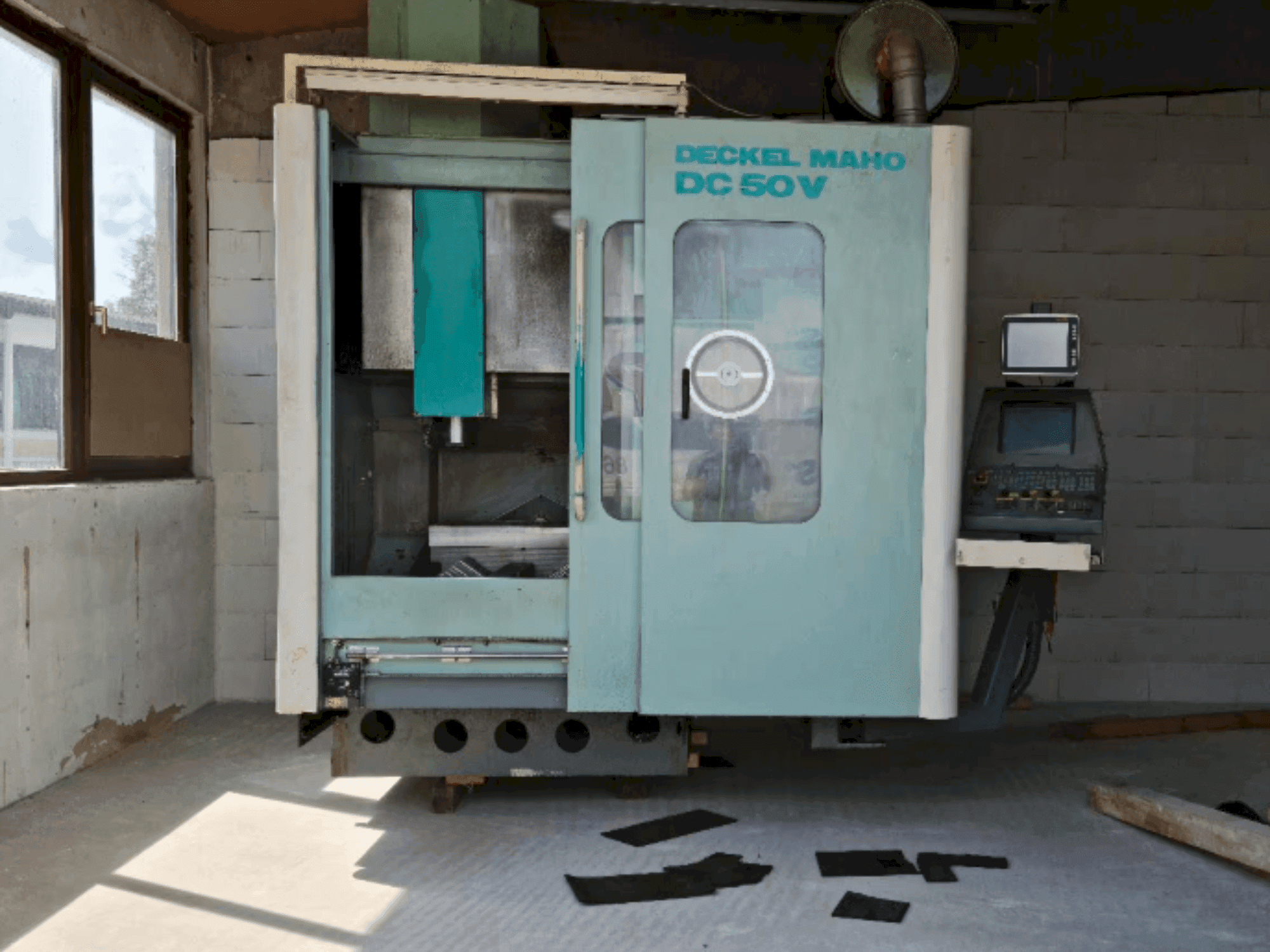 Koneen DECKEL MAHO DC 50 V etunäkymä