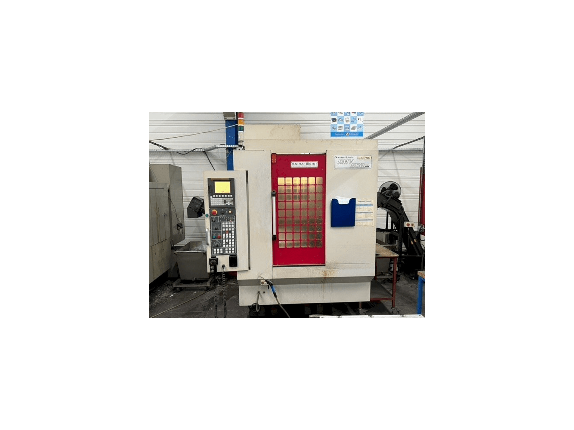 Koneen Akira Seiki RMV500 APC etunäkymä